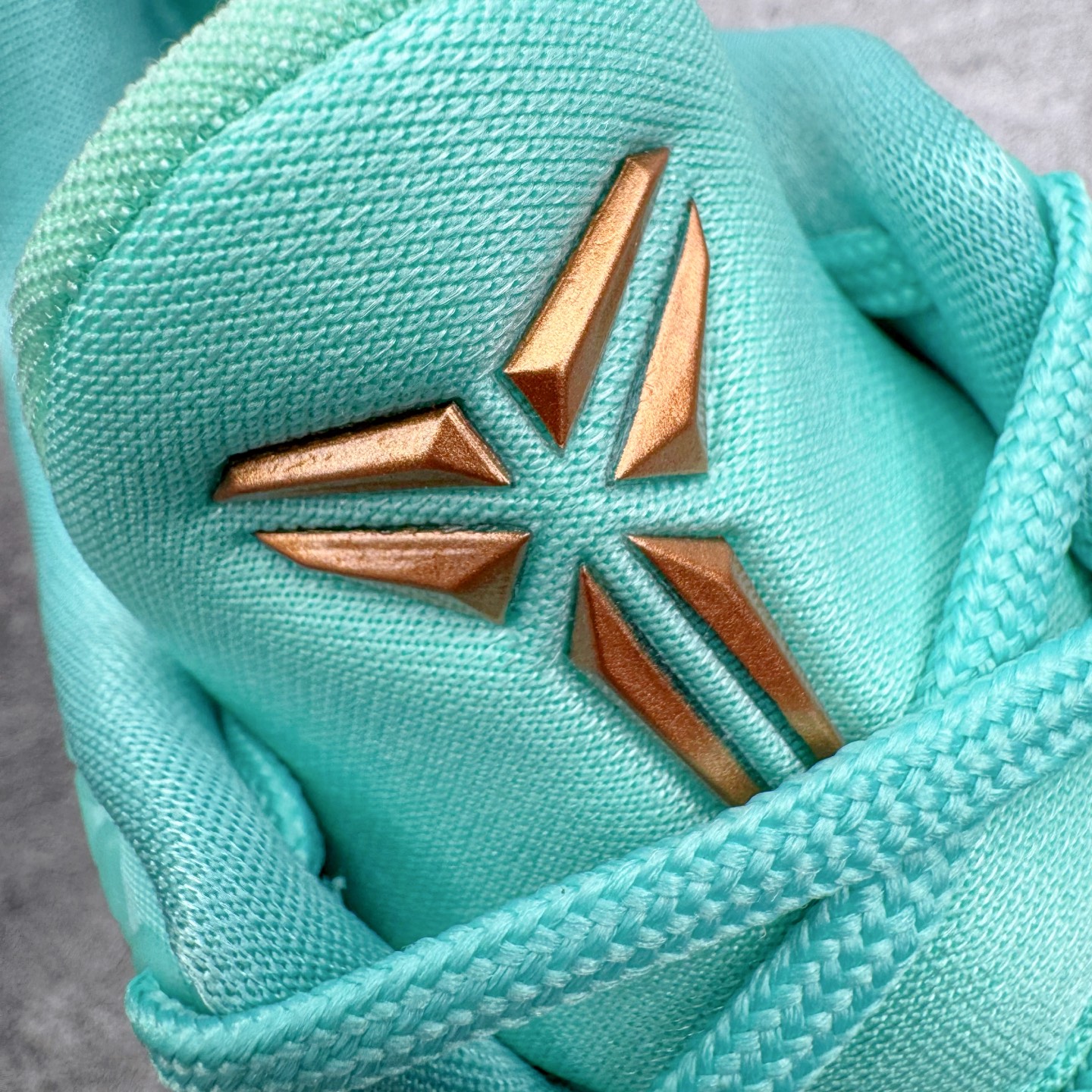 图片[11]-＃GX纯原 NK Zoom Kobe 6 Protro 科比六代 杰伦布伦森 自由女神 IO5774-300 完美复刻公司货 前掌超大Zoom Turbo气垫 后掌EVA缓震 真正的原汁原味 还原ZP脚感 全身鞋材卡料色独家定制 唯一正确喷漆工艺Swoosh 正确凹凸蛇鳞工艺 正确鞋面渐变效果 内全置真动飞态线 独立原厂模具 最大尺码达到48.5码 首批不拼图大几率过验 亲测已过 支持各种高强度实战 无需担心 上脚价 补货周期极长 脚宽建议买大半码 科比系列前掌偏窄 不影响二次销售 支持七天无理由退换 尺码：40 40.5 41 42 42.5 43 44 44.5 45 45.5 46 47.5 48.5 49.6 50.5-选品中心