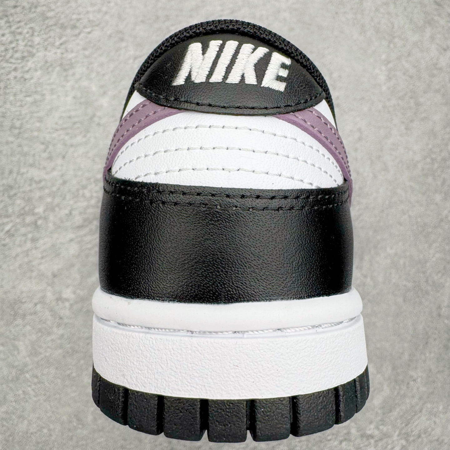 图片[8]-＃YC纯原 NK Dunk Low 香芋浪漫 DD1391-100 当街头风邂逅香芋紫的温柔，以经典黑白为画布，主调是宛如香芋牛奶般的灰紫色，侧身Swoosh如月光丝带，营造出细腻的渐变层次，自带高级滤镜。无论是搭配裙装的温柔，还是搭配牛仔裤的随性，它都能轻松驾驭，成为你日常穿搭的点睛之笔。定制系列天花板 无原鞋不开发 全系列得物原鞋一比一校对开发 配色持续更新中 终端对接 优势输出 全套原厂楦头原纸板数据档案倾力打造 原汁原味莞产 极致还原 圈内最强针车工艺 高端零售指定版 广东原厂配套原盒原标 鞋盒分三个尺码段 原厂冲刀 超高清洁度 全鞋零毛边皮料切割 采用原厂百宏鞋带以及原厂百宏织唛舌标 内标可供原厂几率过验 进口原装条纹中底布 四线拉帮白色点胶 原厂拉帮手法遵循公司 原厂电绣 极致还原 SIZE 40 40.5 41 42 42.5 43 44 44.5 45 46-选品中心