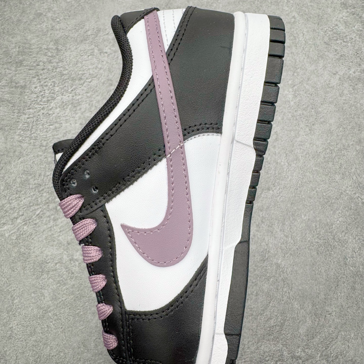 图片[7]-＃YC纯原 NK Dunk Low 香芋浪漫 DD1391-100 当街头风邂逅香芋紫的温柔，以经典黑白为画布，主调是宛如香芋牛奶般的灰紫色，侧身Swoosh如月光丝带，营造出细腻的渐变层次，自带高级滤镜。无论是搭配裙装的温柔，还是搭配牛仔裤的随性，它都能轻松驾驭，成为你日常穿搭的点睛之笔。定制系列天花板 无原鞋不开发 全系列得物原鞋一比一校对开发 配色持续更新中 终端对接 优势输出 全套原厂楦头原纸板数据档案倾力打造 原汁原味莞产 极致还原 圈内最强针车工艺 高端零售指定版 广东原厂配套原盒原标 鞋盒分三个尺码段 原厂冲刀 超高清洁度 全鞋零毛边皮料切割 采用原厂百宏鞋带以及原厂百宏织唛舌标 内标可供原厂几率过验 进口原装条纹中底布 四线拉帮白色点胶 原厂拉帮手法遵循公司 原厂电绣 极致还原 SIZE 40 40.5 41 42 42.5 43 44 44.5 45 46-选品中心