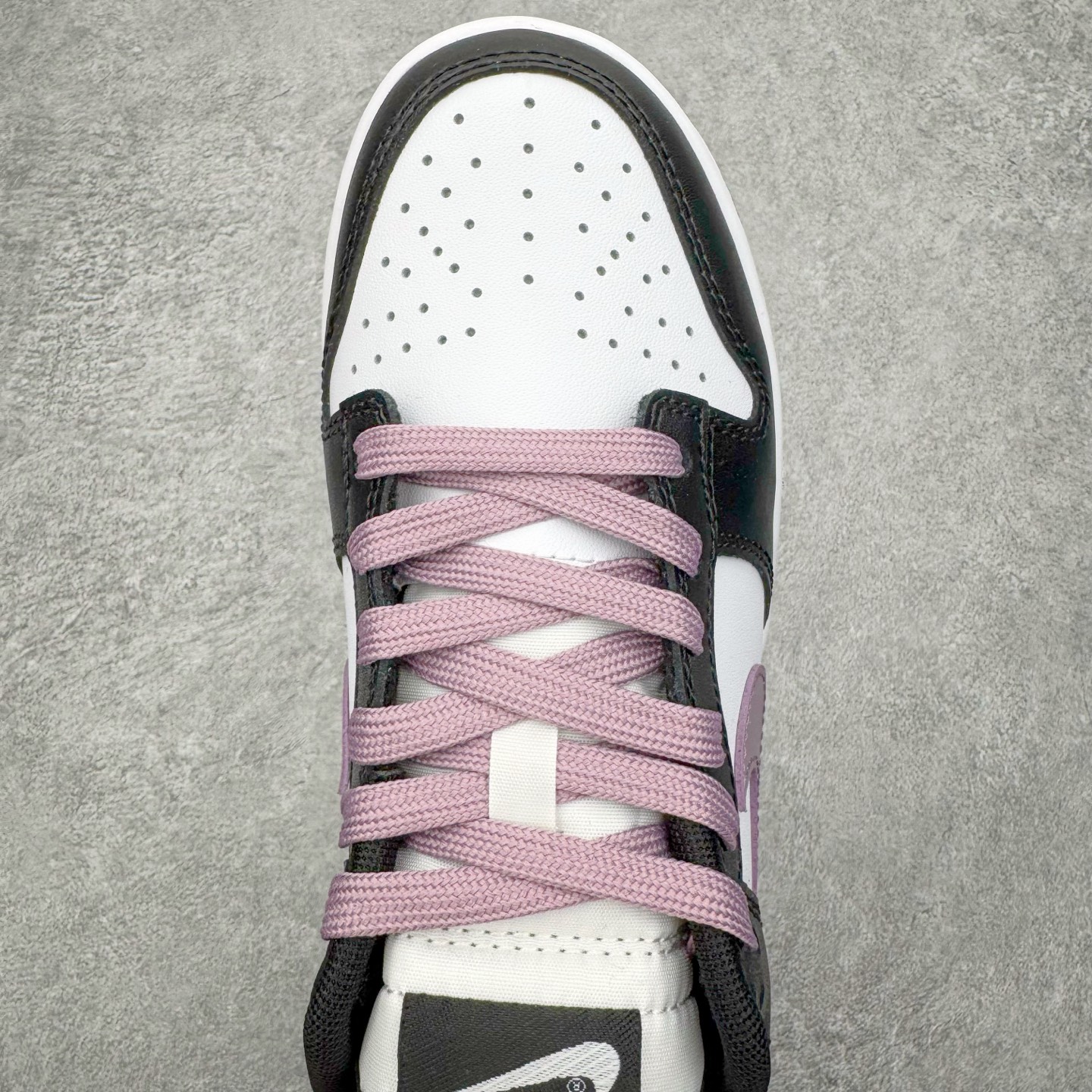 图片[4]-＃YC纯原 NK Dunk Low 香芋浪漫 DD1391-100 当街头风邂逅香芋紫的温柔，以经典黑白为画布，主调是宛如香芋牛奶般的灰紫色，侧身Swoosh如月光丝带，营造出细腻的渐变层次，自带高级滤镜。无论是搭配裙装的温柔，还是搭配牛仔裤的随性，它都能轻松驾驭，成为你日常穿搭的点睛之笔。定制系列天花板 无原鞋不开发 全系列得物原鞋一比一校对开发 配色持续更新中 终端对接 优势输出 全套原厂楦头原纸板数据档案倾力打造 原汁原味莞产 极致还原 圈内最强针车工艺 高端零售指定版 广东原厂配套原盒原标 鞋盒分三个尺码段 原厂冲刀 超高清洁度 全鞋零毛边皮料切割 采用原厂百宏鞋带以及原厂百宏织唛舌标 内标可供原厂几率过验 进口原装条纹中底布 四线拉帮白色点胶 原厂拉帮手法遵循公司 原厂电绣 极致还原 SIZE 40 40.5 41 42 42.5 43 44 44.5 45 46-选品中心