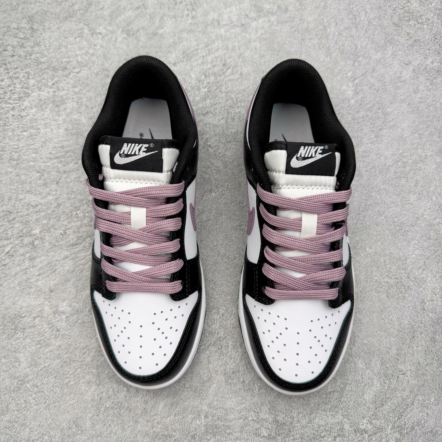 图片[2]-＃YC纯原 NK Dunk Low 香芋浪漫 DD1391-100 当街头风邂逅香芋紫的温柔，以经典黑白为画布，主调是宛如香芋牛奶般的灰紫色，侧身Swoosh如月光丝带，营造出细腻的渐变层次，自带高级滤镜。无论是搭配裙装的温柔，还是搭配牛仔裤的随性，它都能轻松驾驭，成为你日常穿搭的点睛之笔。定制系列天花板 无原鞋不开发 全系列得物原鞋一比一校对开发 配色持续更新中 终端对接 优势输出 全套原厂楦头原纸板数据档案倾力打造 原汁原味莞产 极致还原 圈内最强针车工艺 高端零售指定版 广东原厂配套原盒原标 鞋盒分三个尺码段 原厂冲刀 超高清洁度 全鞋零毛边皮料切割 采用原厂百宏鞋带以及原厂百宏织唛舌标 内标可供原厂几率过验 进口原装条纹中底布 四线拉帮白色点胶 原厂拉帮手法遵循公司 原厂电绣 极致还原 SIZE 40 40.5 41 42 42.5 43 44 44.5 45 46-选品中心