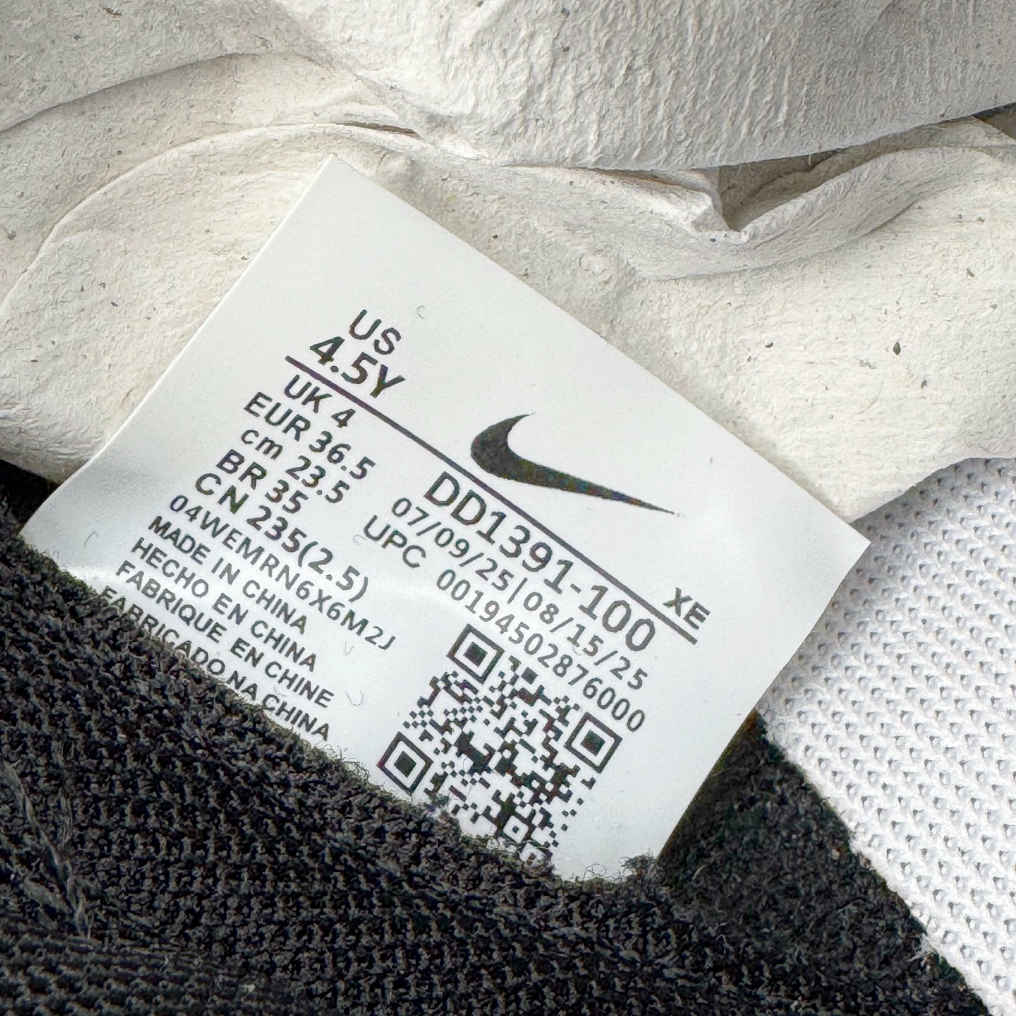 图片[12]-＃YC纯原 NK Dunk Low 香芋浪漫 DD1391-100 当街头风邂逅香芋紫的温柔，以经典黑白为画布，主调是宛如香芋牛奶般的灰紫色，侧身Swoosh如月光丝带，营造出细腻的渐变层次，自带高级滤镜。无论是搭配裙装的温柔，还是搭配牛仔裤的随性，它都能轻松驾驭，成为你日常穿搭的点睛之笔。定制系列天花板 无原鞋不开发 全系列得物原鞋一比一校对开发 配色持续更新中 终端对接 优势输出 全套原厂楦头原纸板数据档案倾力打造 原汁原味莞产 极致还原 圈内最强针车工艺 高端零售指定版 广东原厂配套原盒原标 鞋盒分三个尺码段 原厂冲刀 超高清洁度 全鞋零毛边皮料切割 采用原厂百宏鞋带以及原厂百宏织唛舌标 内标可供原厂几率过验 进口原装条纹中底布 四线拉帮白色点胶 原厂拉帮手法遵循公司 原厂电绣 极致还原 SIZE 40 40.5 41 42 42.5 43 44 44.5 45 46-选品中心