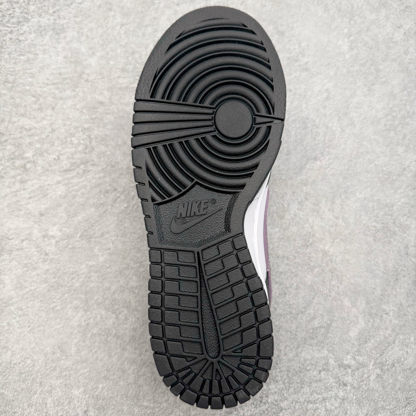 图片[9]-＃YC纯原 NK Dunk Low 香芋浪漫 DD1391-100 当街头风邂逅香芋紫的温柔，以经典黑白为画布，主调是宛如香芋牛奶般的灰紫色，侧身Swoosh如月光丝带，营造出细腻的渐变层次，自带高级滤镜。无论是搭配裙装的温柔，还是搭配牛仔裤的随性，它都能轻松驾驭，成为你日常穿搭的点睛之笔。定制系列天花板 无原鞋不开发 全系列得物原鞋一比一校对开发 配色持续更新中 终端对接 优势输出 全套原厂楦头原纸板数据档案倾力打造 原汁原味莞产 极致还原 圈内最强针车工艺 高端零售指定版 广东原厂配套原盒原标 鞋盒分三个尺码段 原厂冲刀 超高清洁度 全鞋零毛边皮料切割 采用原厂百宏鞋带以及原厂百宏织唛舌标 内标可供原厂几率过验 进口原装条纹中底布 四线拉帮白色点胶 原厂拉帮手法遵循公司 原厂电绣 极致还原 SIZE 40 40.5 41 42 42.5 43 44 44.5 45 46-选品中心