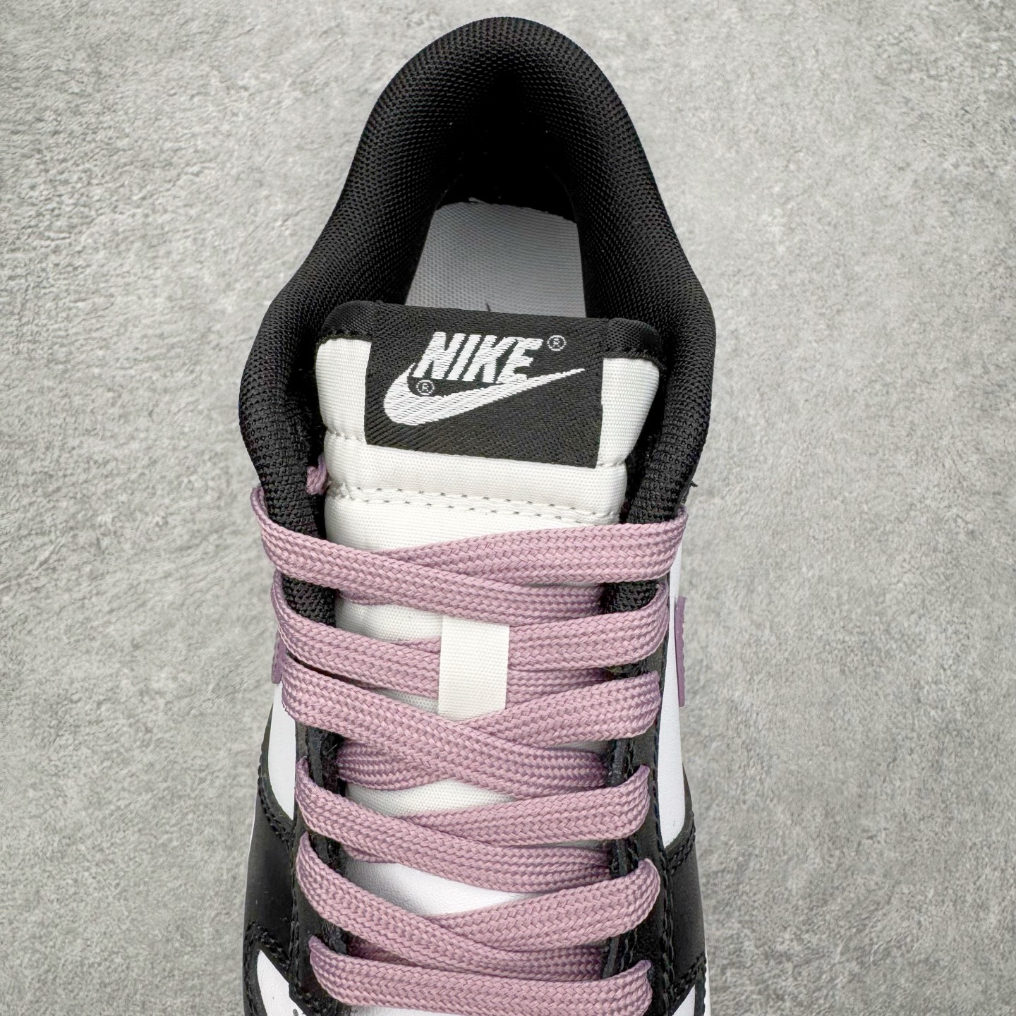 图片[5]-＃YC纯原 NK Dunk Low 香芋浪漫 DD1391-100 当街头风邂逅香芋紫的温柔，以经典黑白为画布，主调是宛如香芋牛奶般的灰紫色，侧身Swoosh如月光丝带，营造出细腻的渐变层次，自带高级滤镜。无论是搭配裙装的温柔，还是搭配牛仔裤的随性，它都能轻松驾驭，成为你日常穿搭的点睛之笔。定制系列天花板 无原鞋不开发 全系列得物原鞋一比一校对开发 配色持续更新中 终端对接 优势输出 全套原厂楦头原纸板数据档案倾力打造 原汁原味莞产 极致还原 圈内最强针车工艺 高端零售指定版 广东原厂配套原盒原标 鞋盒分三个尺码段 原厂冲刀 超高清洁度 全鞋零毛边皮料切割 采用原厂百宏鞋带以及原厂百宏织唛舌标 内标可供原厂几率过验 进口原装条纹中底布 四线拉帮白色点胶 原厂拉帮手法遵循公司 原厂电绣 极致还原 SIZE 40 40.5 41 42 42.5 43 44 44.5 45 46-选品中心