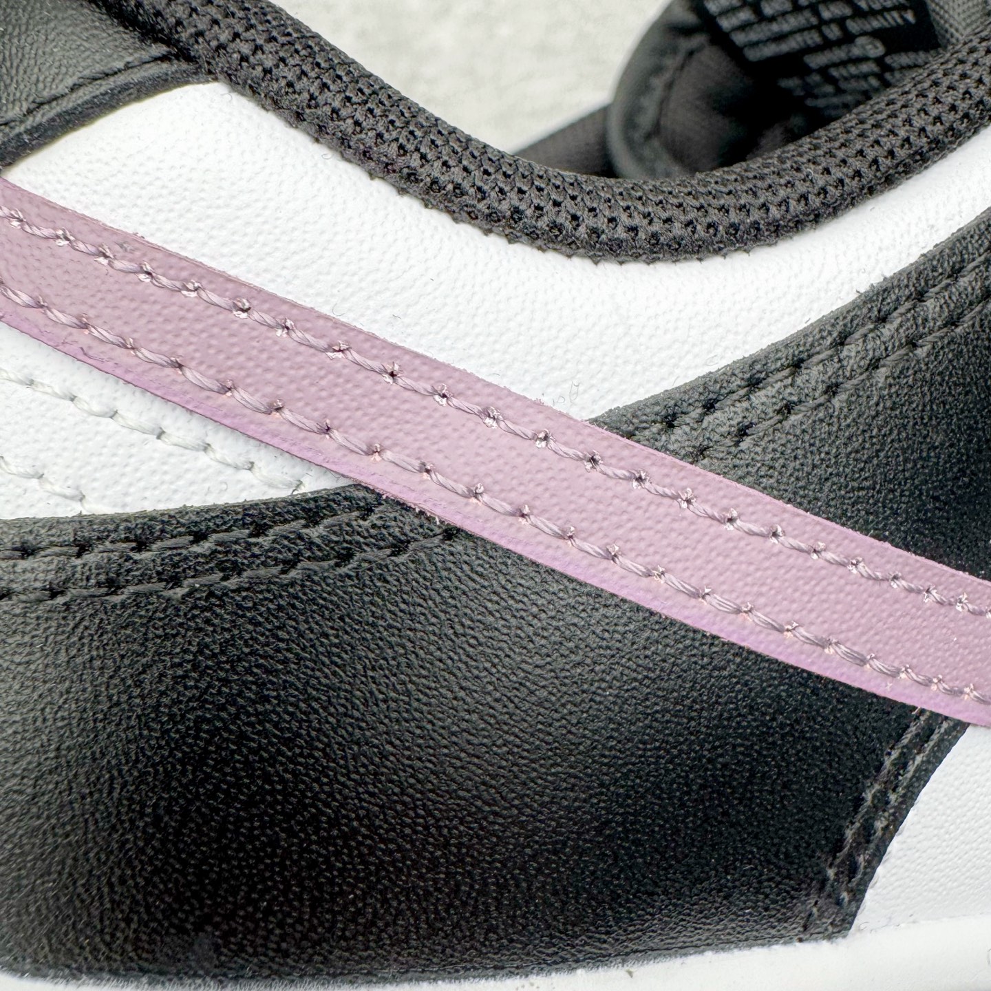 图片[16]-＃YC纯原 NK Dunk Low 香芋浪漫 DD1391-100 当街头风邂逅香芋紫的温柔，以经典黑白为画布，主调是宛如香芋牛奶般的灰紫色，侧身Swoosh如月光丝带，营造出细腻的渐变层次，自带高级滤镜。无论是搭配裙装的温柔，还是搭配牛仔裤的随性，它都能轻松驾驭，成为你日常穿搭的点睛之笔。定制系列天花板 无原鞋不开发 全系列得物原鞋一比一校对开发 配色持续更新中 终端对接 优势输出 全套原厂楦头原纸板数据档案倾力打造 原汁原味莞产 极致还原 圈内最强针车工艺 高端零售指定版 广东原厂配套原盒原标 鞋盒分三个尺码段 原厂冲刀 超高清洁度 全鞋零毛边皮料切割 采用原厂百宏鞋带以及原厂百宏织唛舌标 内标可供原厂几率过验 进口原装条纹中底布 四线拉帮白色点胶 原厂拉帮手法遵循公司 原厂电绣 极致还原 SIZE 40 40.5 41 42 42.5 43 44 44.5 45 46-选品中心