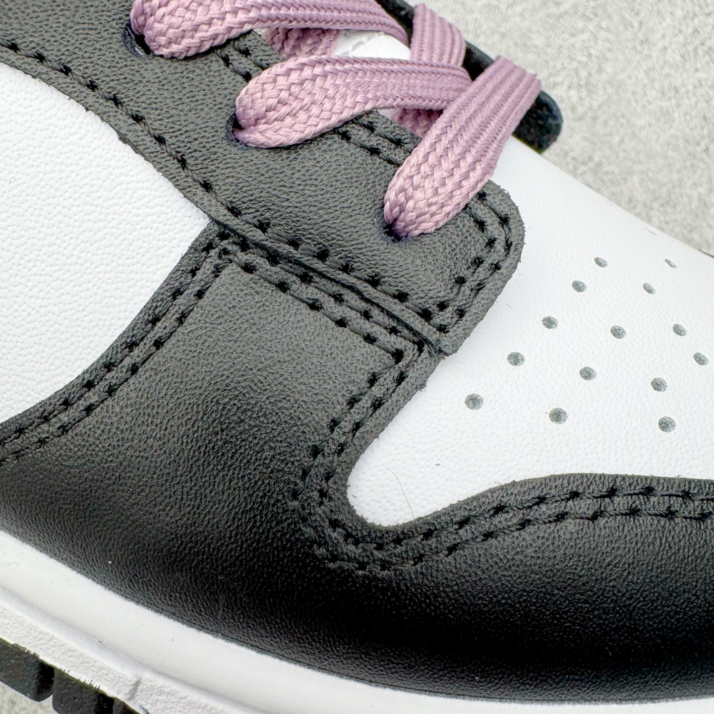 图片[18]-＃YC纯原 NK Dunk Low 香芋浪漫 DD1391-100 当街头风邂逅香芋紫的温柔，以经典黑白为画布，主调是宛如香芋牛奶般的灰紫色，侧身Swoosh如月光丝带，营造出细腻的渐变层次，自带高级滤镜。无论是搭配裙装的温柔，还是搭配牛仔裤的随性，它都能轻松驾驭，成为你日常穿搭的点睛之笔。定制系列天花板 无原鞋不开发 全系列得物原鞋一比一校对开发 配色持续更新中 终端对接 优势输出 全套原厂楦头原纸板数据档案倾力打造 原汁原味莞产 极致还原 圈内最强针车工艺 高端零售指定版 广东原厂配套原盒原标 鞋盒分三个尺码段 原厂冲刀 超高清洁度 全鞋零毛边皮料切割 采用原厂百宏鞋带以及原厂百宏织唛舌标 内标可供原厂几率过验 进口原装条纹中底布 四线拉帮白色点胶 原厂拉帮手法遵循公司 原厂电绣 极致还原 SIZE 40 40.5 41 42 42.5 43 44 44.5 45 46-选品中心