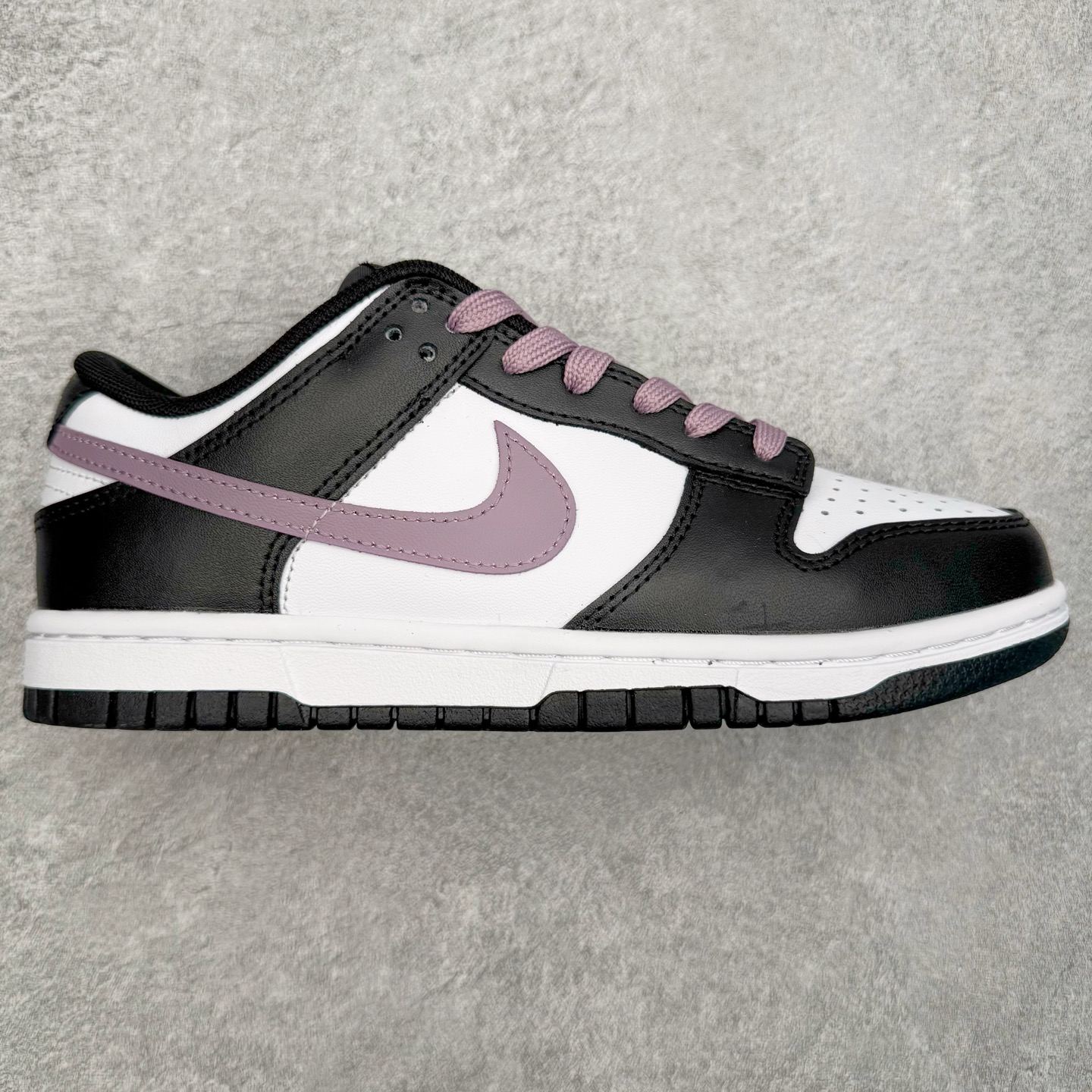 ＃YC纯原 NK Dunk Low 香芋浪漫 DD1391-100 当街头风邂逅香芋紫的温柔，以经典黑白为画布，主调是宛如香芋牛奶般的灰紫色，侧身Swoosh如月光丝带，营造出细腻的渐变层次，自带高级滤镜。无论是搭配裙装的温柔，还是搭配牛仔裤的随性，它都能轻松驾驭，成为你日常穿搭的点睛之笔。定制系列天花板 无原鞋不开发 全系列得物原鞋一比一校对开发 配色持续更新中 终端对接 优势输出 全套原厂楦头原纸板数据档案倾力打造 原汁原味莞产 极致还原 圈内最强针车工艺 高端零售指定版 广东原厂配套原盒原标 鞋盒分三个尺码段 原厂冲刀 超高清洁度 全鞋零毛边皮料切割 采用原厂百宏鞋带以及原厂百宏织唛舌标 内标可供原厂几率过验 进口原装条纹中底布 四线拉帮白色点胶 原厂拉帮手法遵循公司 原厂电绣 极致还原 SIZE 40 40.5 41 42 42.5 43 44 44.5 45 46-选品中心