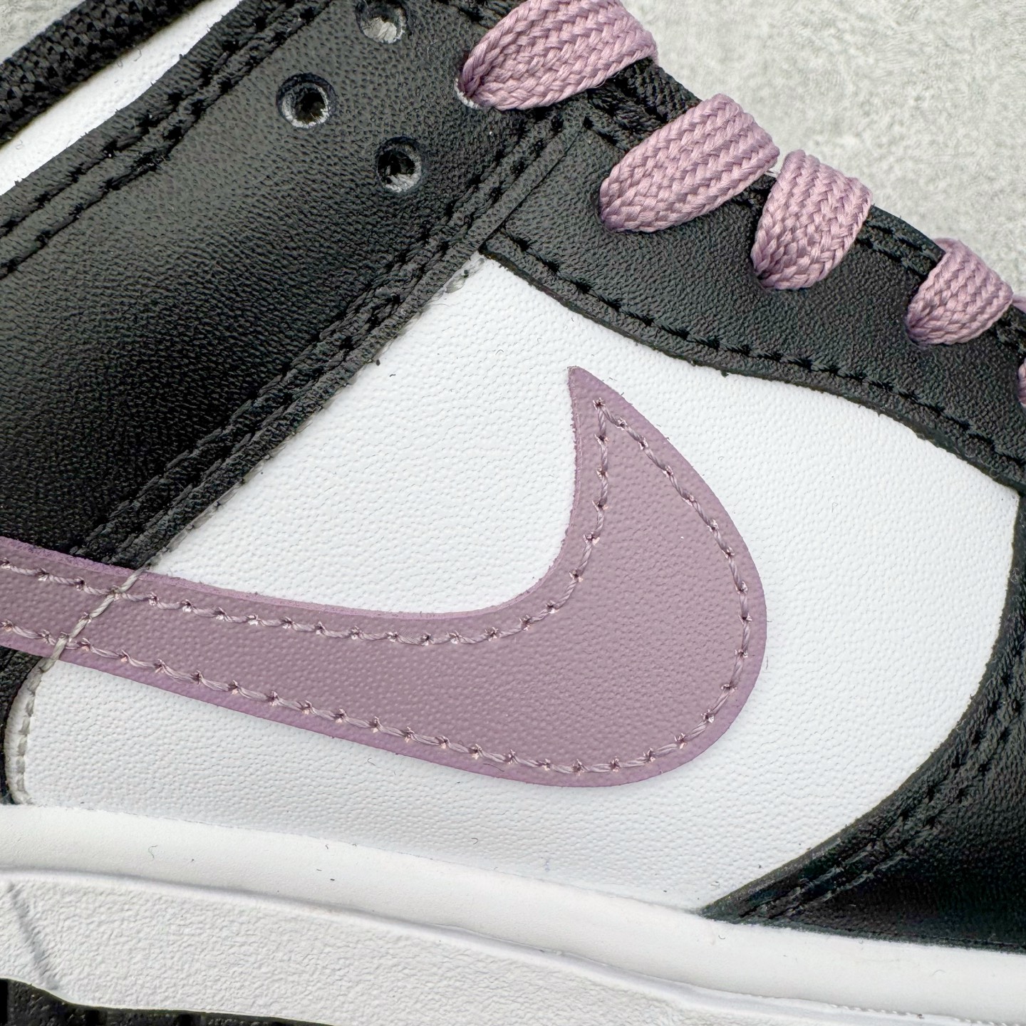 图片[17]-＃YC纯原 NK Dunk Low 香芋浪漫 DD1391-100 当街头风邂逅香芋紫的温柔，以经典黑白为画布，主调是宛如香芋牛奶般的灰紫色，侧身Swoosh如月光丝带，营造出细腻的渐变层次，自带高级滤镜。无论是搭配裙装的温柔，还是搭配牛仔裤的随性，它都能轻松驾驭，成为你日常穿搭的点睛之笔。定制系列天花板 无原鞋不开发 全系列得物原鞋一比一校对开发 配色持续更新中 终端对接 优势输出 全套原厂楦头原纸板数据档案倾力打造 原汁原味莞产 极致还原 圈内最强针车工艺 高端零售指定版 广东原厂配套原盒原标 鞋盒分三个尺码段 原厂冲刀 超高清洁度 全鞋零毛边皮料切割 采用原厂百宏鞋带以及原厂百宏织唛舌标 内标可供原厂几率过验 进口原装条纹中底布 四线拉帮白色点胶 原厂拉帮手法遵循公司 原厂电绣 极致还原 SIZE 40 40.5 41 42 42.5 43 44 44.5 45 46-选品中心