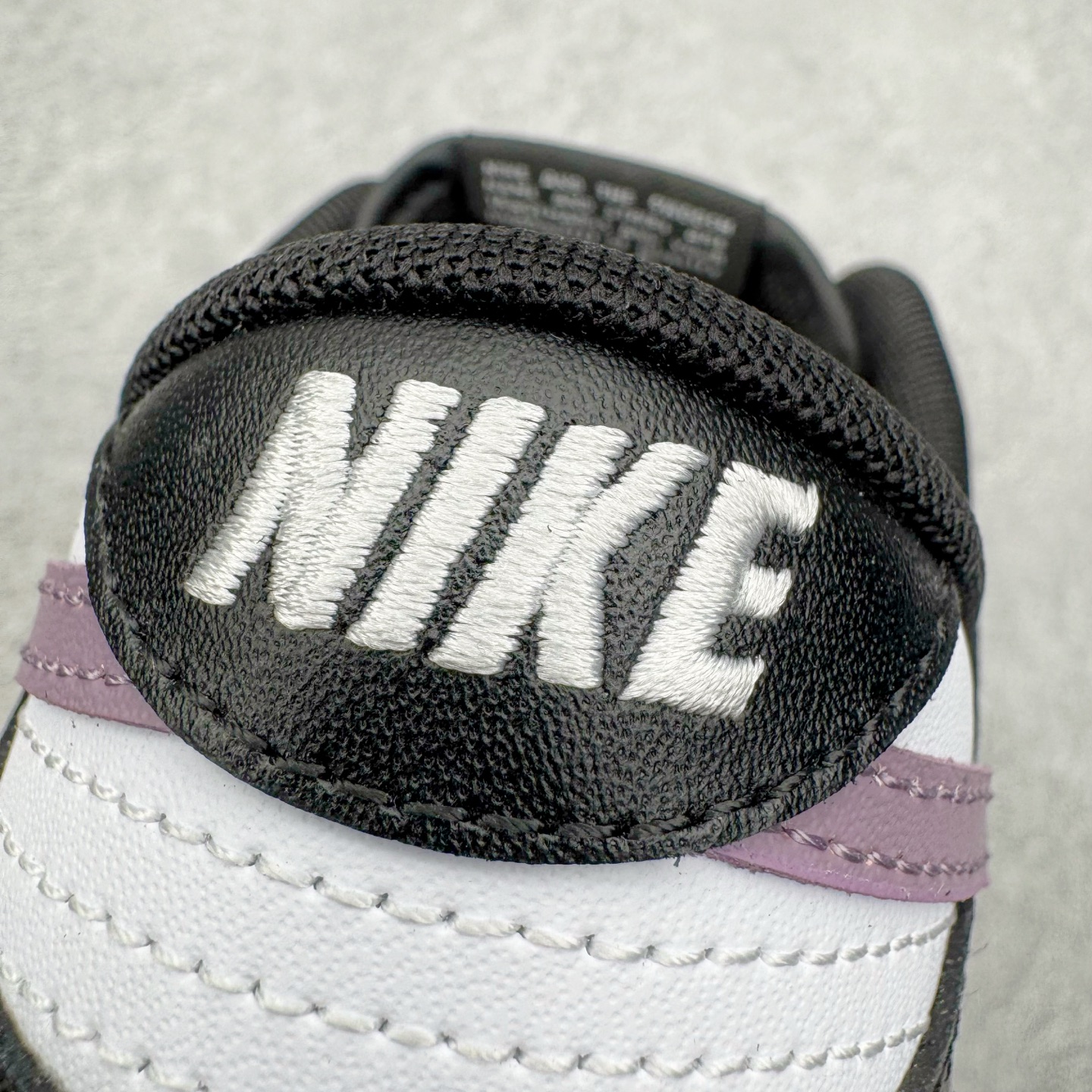 图片[15]-＃YC纯原 NK Dunk Low 香芋浪漫 DD1391-100 当街头风邂逅香芋紫的温柔，以经典黑白为画布，主调是宛如香芋牛奶般的灰紫色，侧身Swoosh如月光丝带，营造出细腻的渐变层次，自带高级滤镜。无论是搭配裙装的温柔，还是搭配牛仔裤的随性，它都能轻松驾驭，成为你日常穿搭的点睛之笔。定制系列天花板 无原鞋不开发 全系列得物原鞋一比一校对开发 配色持续更新中 终端对接 优势输出 全套原厂楦头原纸板数据档案倾力打造 原汁原味莞产 极致还原 圈内最强针车工艺 高端零售指定版 广东原厂配套原盒原标 鞋盒分三个尺码段 原厂冲刀 超高清洁度 全鞋零毛边皮料切割 采用原厂百宏鞋带以及原厂百宏织唛舌标 内标可供原厂几率过验 进口原装条纹中底布 四线拉帮白色点胶 原厂拉帮手法遵循公司 原厂电绣 极致还原 SIZE 40 40.5 41 42 42.5 43 44 44.5 45 46-选品中心