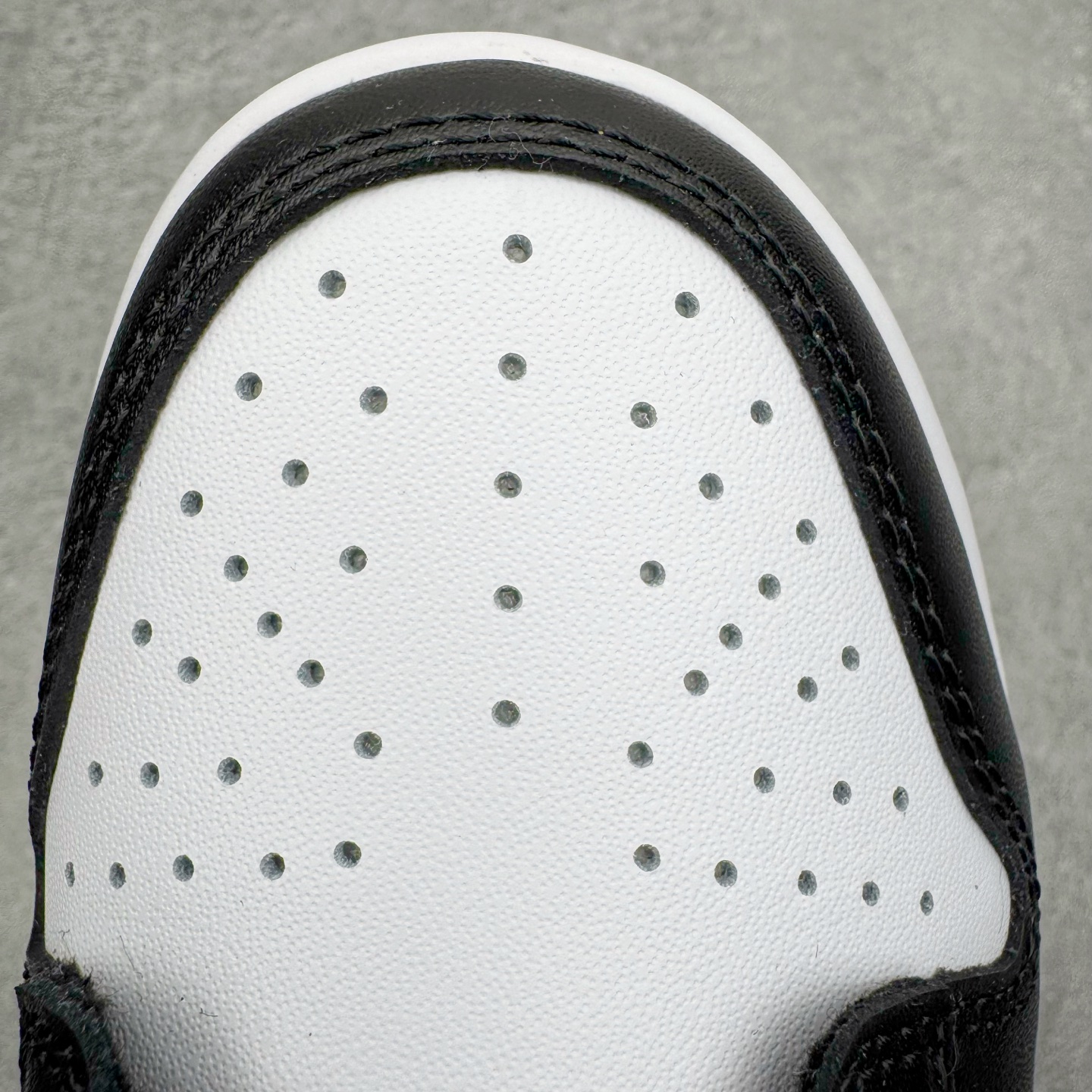 图片[14]-＃YC纯原 NK Dunk Low 香芋浪漫 DD1391-100 当街头风邂逅香芋紫的温柔，以经典黑白为画布，主调是宛如香芋牛奶般的灰紫色，侧身Swoosh如月光丝带，营造出细腻的渐变层次，自带高级滤镜。无论是搭配裙装的温柔，还是搭配牛仔裤的随性，它都能轻松驾驭，成为你日常穿搭的点睛之笔。定制系列天花板 无原鞋不开发 全系列得物原鞋一比一校对开发 配色持续更新中 终端对接 优势输出 全套原厂楦头原纸板数据档案倾力打造 原汁原味莞产 极致还原 圈内最强针车工艺 高端零售指定版 广东原厂配套原盒原标 鞋盒分三个尺码段 原厂冲刀 超高清洁度 全鞋零毛边皮料切割 采用原厂百宏鞋带以及原厂百宏织唛舌标 内标可供原厂几率过验 进口原装条纹中底布 四线拉帮白色点胶 原厂拉帮手法遵循公司 原厂电绣 极致还原 SIZE 40 40.5 41 42 42.5 43 44 44.5 45 46-选品中心