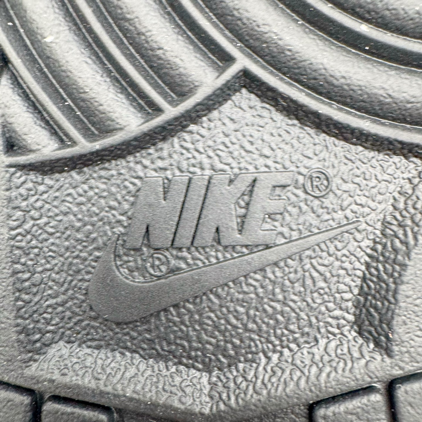 图片[19]-＃YC纯原 NK Dunk Low 香芋浪漫 DD1391-100 当街头风邂逅香芋紫的温柔，以经典黑白为画布，主调是宛如香芋牛奶般的灰紫色，侧身Swoosh如月光丝带，营造出细腻的渐变层次，自带高级滤镜。无论是搭配裙装的温柔，还是搭配牛仔裤的随性，它都能轻松驾驭，成为你日常穿搭的点睛之笔。定制系列天花板 无原鞋不开发 全系列得物原鞋一比一校对开发 配色持续更新中 终端对接 优势输出 全套原厂楦头原纸板数据档案倾力打造 原汁原味莞产 极致还原 圈内最强针车工艺 高端零售指定版 广东原厂配套原盒原标 鞋盒分三个尺码段 原厂冲刀 超高清洁度 全鞋零毛边皮料切割 采用原厂百宏鞋带以及原厂百宏织唛舌标 内标可供原厂几率过验 进口原装条纹中底布 四线拉帮白色点胶 原厂拉帮手法遵循公司 原厂电绣 极致还原 SIZE 40 40.5 41 42 42.5 43 44 44.5 45 46-选品中心