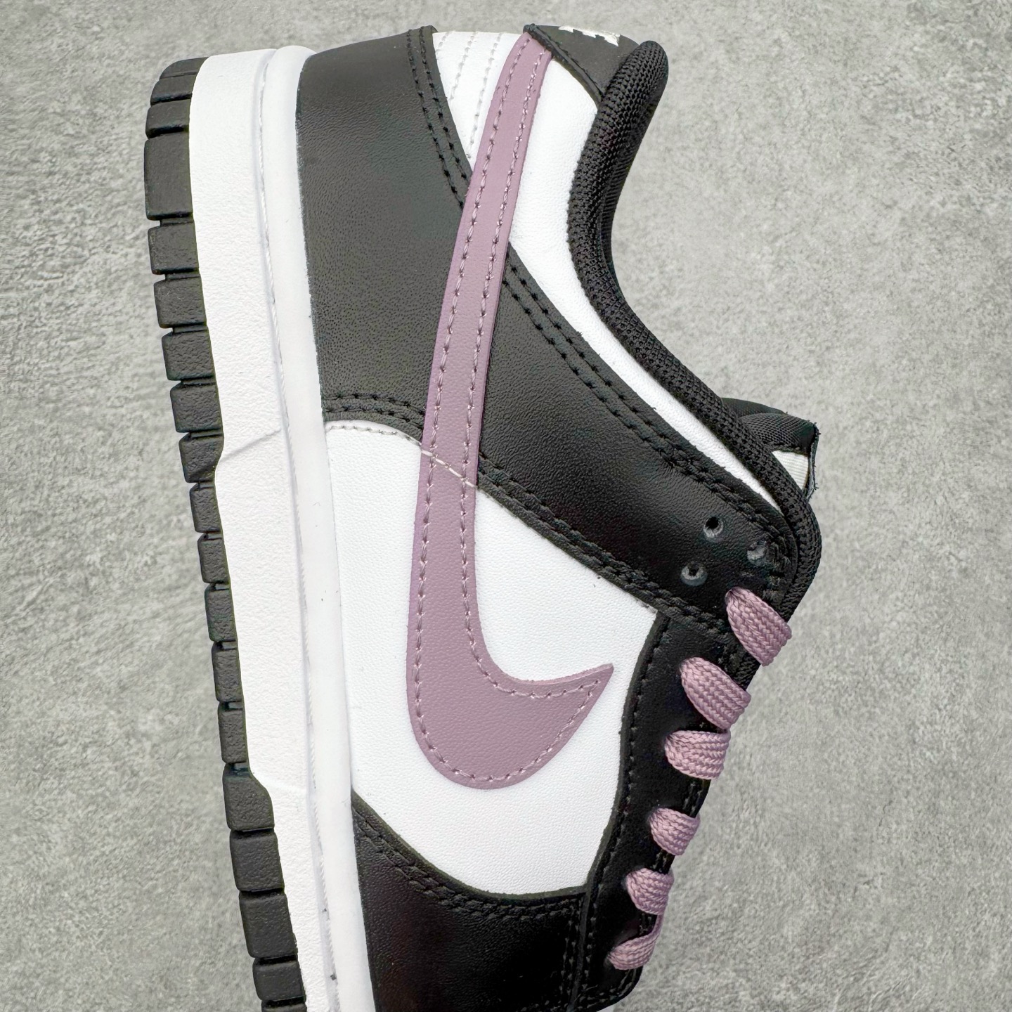 图片[6]-＃YC纯原 NK Dunk Low 香芋浪漫 DD1391-100 当街头风邂逅香芋紫的温柔，以经典黑白为画布，主调是宛如香芋牛奶般的灰紫色，侧身Swoosh如月光丝带，营造出细腻的渐变层次，自带高级滤镜。无论是搭配裙装的温柔，还是搭配牛仔裤的随性，它都能轻松驾驭，成为你日常穿搭的点睛之笔。定制系列天花板 无原鞋不开发 全系列得物原鞋一比一校对开发 配色持续更新中 终端对接 优势输出 全套原厂楦头原纸板数据档案倾力打造 原汁原味莞产 极致还原 圈内最强针车工艺 高端零售指定版 广东原厂配套原盒原标 鞋盒分三个尺码段 原厂冲刀 超高清洁度 全鞋零毛边皮料切割 采用原厂百宏鞋带以及原厂百宏织唛舌标 内标可供原厂几率过验 进口原装条纹中底布 四线拉帮白色点胶 原厂拉帮手法遵循公司 原厂电绣 极致还原 SIZE 40 40.5 41 42 42.5 43 44 44.5 45 46-选品中心