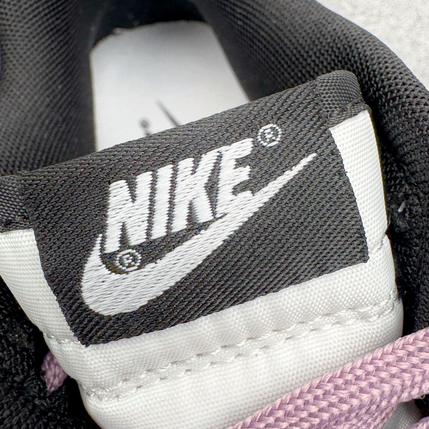 图片[13]-＃YC纯原 NK Dunk Low 香芋浪漫 DD1391-100 当街头风邂逅香芋紫的温柔，以经典黑白为画布，主调是宛如香芋牛奶般的灰紫色，侧身Swoosh如月光丝带，营造出细腻的渐变层次，自带高级滤镜。无论是搭配裙装的温柔，还是搭配牛仔裤的随性，它都能轻松驾驭，成为你日常穿搭的点睛之笔。定制系列天花板 无原鞋不开发 全系列得物原鞋一比一校对开发 配色持续更新中 终端对接 优势输出 全套原厂楦头原纸板数据档案倾力打造 原汁原味莞产 极致还原 圈内最强针车工艺 高端零售指定版 广东原厂配套原盒原标 鞋盒分三个尺码段 原厂冲刀 超高清洁度 全鞋零毛边皮料切割 采用原厂百宏鞋带以及原厂百宏织唛舌标 内标可供原厂几率过验 进口原装条纹中底布 四线拉帮白色点胶 原厂拉帮手法遵循公司 原厂电绣 极致还原 SIZE 40 40.5 41 42 42.5 43 44 44.5 45 46-选品中心