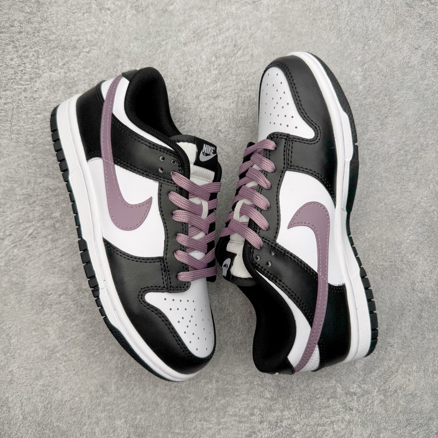 图片[3]-＃YC纯原 NK Dunk Low 香芋浪漫 DD1391-100 当街头风邂逅香芋紫的温柔，以经典黑白为画布，主调是宛如香芋牛奶般的灰紫色，侧身Swoosh如月光丝带，营造出细腻的渐变层次，自带高级滤镜。无论是搭配裙装的温柔，还是搭配牛仔裤的随性，它都能轻松驾驭，成为你日常穿搭的点睛之笔。定制系列天花板 无原鞋不开发 全系列得物原鞋一比一校对开发 配色持续更新中 终端对接 优势输出 全套原厂楦头原纸板数据档案倾力打造 原汁原味莞产 极致还原 圈内最强针车工艺 高端零售指定版 广东原厂配套原盒原标 鞋盒分三个尺码段 原厂冲刀 超高清洁度 全鞋零毛边皮料切割 采用原厂百宏鞋带以及原厂百宏织唛舌标 内标可供原厂几率过验 进口原装条纹中底布 四线拉帮白色点胶 原厂拉帮手法遵循公司 原厂电绣 极致还原 SIZE 40 40.5 41 42 42.5 43 44 44.5 45 46-选品中心