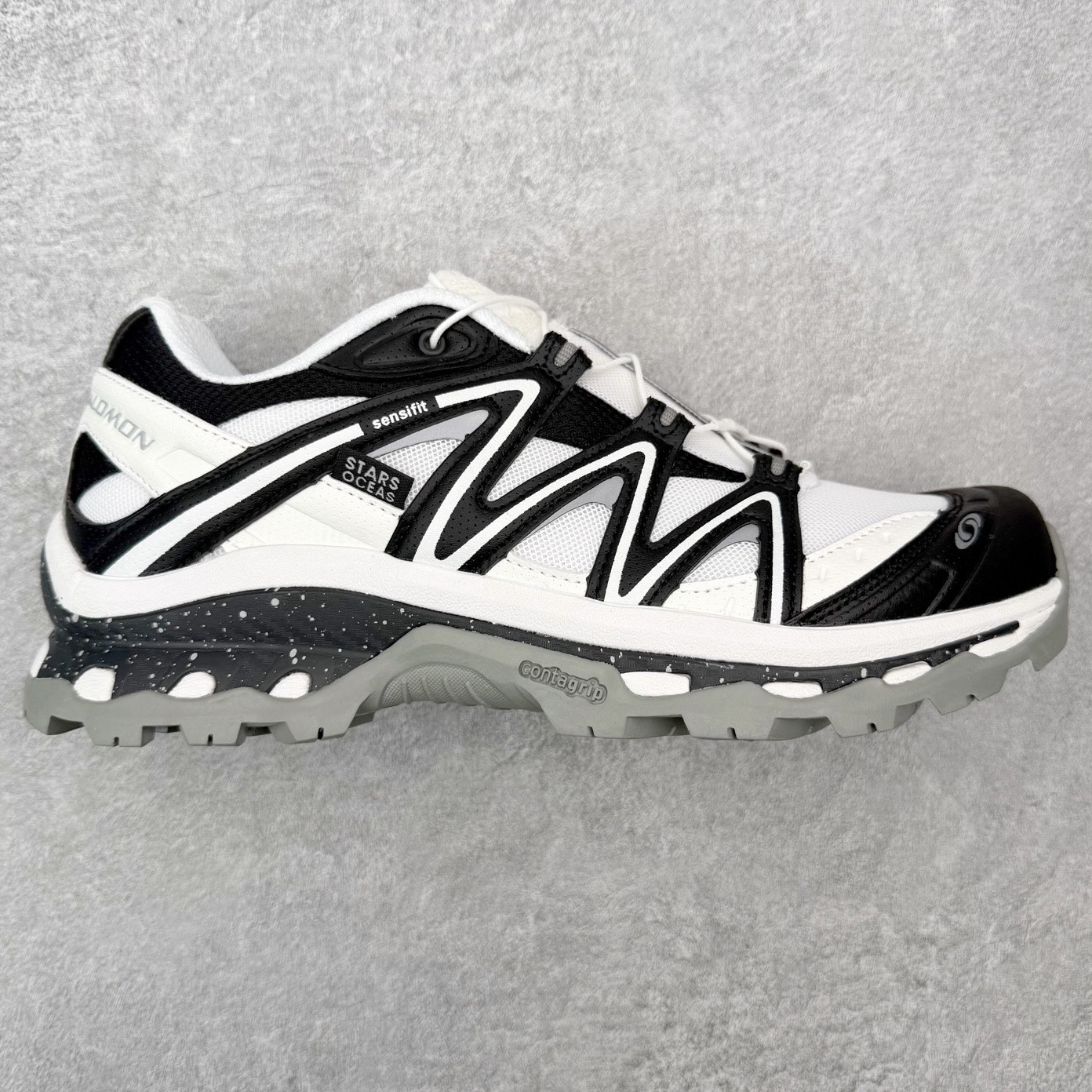 ＃PK4.0 Salomon XT-QUEST ADV 萨洛蒙潮流越野机能户外功能鞋 基于市场现有版本全新升级调整改良 现阶段市场最强产物 全新主色陆续出货 大底描漆工整零瑕疵 鞋头定型弧度完美 纯原外贸平台特供订单 耗时半年巨作 全套原纸板楦头开发 原厂特供网布配套加持 确保原汁原味 完美呈现版型 原档数据独家私模五层组合大底 男女鞋同步官方开发至46.5 原装Ortholite轻量化鞋垫 中底布带钢印编号 原厂TPU锁扣 进口港宝加持 后跟自然饱满 还原公司包裹性 基于 SALOMON 初代 XT 鞋身造型并搭载 4D ADVANCED CHASSIS™ 大底打造而成 为这款 XT-QUEST 带来了多项足部控制与保护等功能性 如在运动过程中控制左右晃动的过程而提高稳定性、改善长途越野过程中足中到足尖的过渡、提高感知岩石的精确度以抵抗尖锐物体对脚底的伤害以及采用动态缓冲来增强穿着舒适感 从而减轻疲劳感 使XT-QUEST 成为一双舒适且安全的户外之履 尺码：36 36.5 37.5 38 38.5 39 40 40.5 41 42 42.5 43 44 44.5 45-选品中心