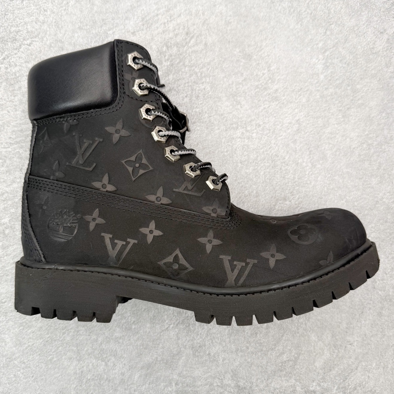 ＃ZS Louis Vuitton x Timberland 6 Inch Leather Ankle Boots LV联名添柏岚系列经典复古户外6英寸休闲工装天伯伦大黄靴 东莞代工品质#内标Timberland LOGO带有紫光防伪标识#升级厚实抽屉礼品鞋盒及全套代购包装说明书防尘布袋物件#原楦原纸版数据开发版型#原厂宝元注射机#四线电脑车线并齐#采用进口Monogram 压纹头层磨砂皮料鞋面材质全部内里搭配真皮革材料!!)#原装一致全磨砂皮领口#六边蜂窝抗疲劳减震PU鞋垫#轻便防滑橡胶发泡组合底 LV x Timberland 及踝靴依托路易威登的精湛匠艺于意大利悉心制作，以 Timberland 的工装风范瞩目亮相 Pharrell Williams 打造的2024 秋冬男装秀场。粒面正绒面皮革和隔热内衬塑造 Timberland 经典设计的放大版本Timberland 外底呈现 Monogram 元素。接缝密封结构升级舒适体验和耐磨性能 Monogram 粒面牛皮革鞋领和合作标识标签丰富细节。粒面正绒面牛皮革 隔热 PimaLoft 内衬 接缝密封结构 圆形织物鞋带 橡胶外底 Monogram 粒面牛皮革鞋领 饰钉和搭扣镂刻路易威登标识 标签、鞋舌和内底点缀路易威登巴黎 x Timberland 标识 侧面 Timberland 标识 鞋底凸纹饰有 Monogram 图案 尺码：40 41 42 43 44 45 46（皮鞋码 比运动鞋偏大一码！）-选品中心