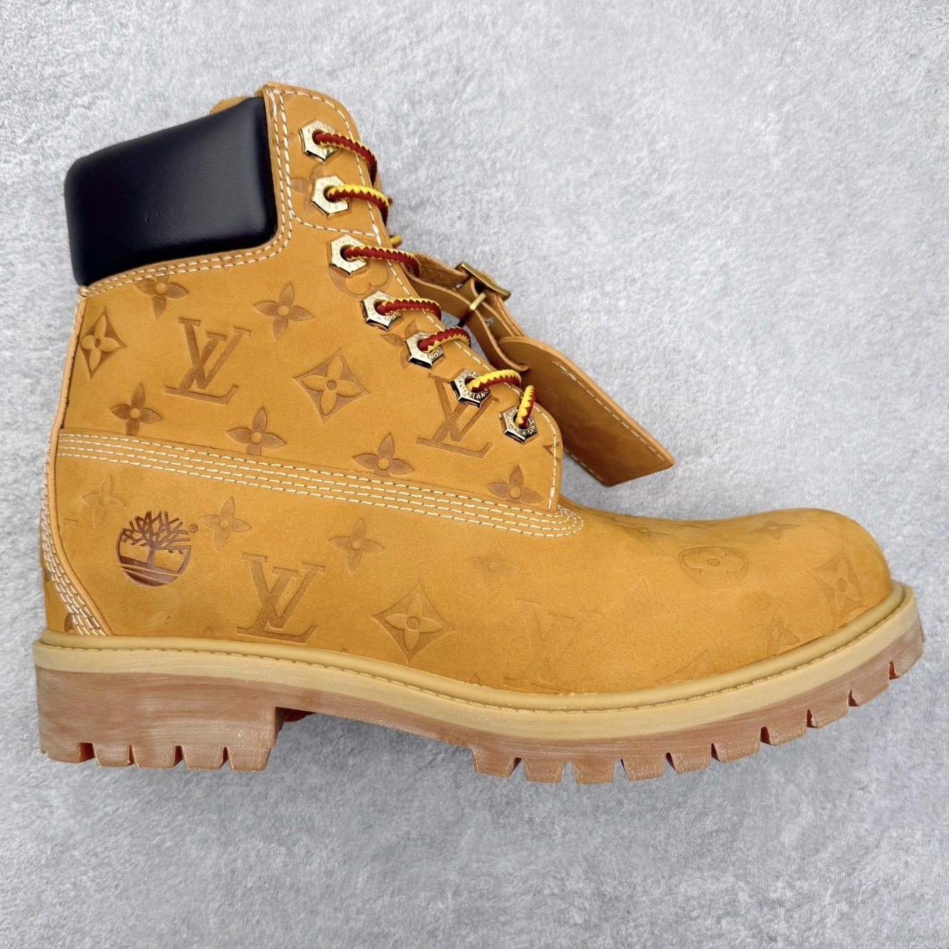 ＃ZS Louis Vuitton x Timberland 6 Inch Leather Ankle Boots LV联名添柏岚系列经典复古户外6英寸休闲工装天伯伦大黄靴 东莞代工品质#内标Timberland LOGO带有紫光防伪标识#升级厚实抽屉礼品鞋盒及全套代购包装说明书防尘布袋物件#原楦原纸版数据开发版型#原厂宝元注射机#四线电脑车线并齐#采用进口Monogram 压纹头层磨砂皮料鞋面材质全部内里搭配真皮革材料!!)#原装一致全磨砂皮领口#六边蜂窝抗疲劳减震PU鞋垫#轻便防滑橡胶发泡组合底 LV x Timberland 及踝靴依托路易威登的精湛匠艺于意大利悉心制作，以 Timberland 的工装风范瞩目亮相 Pharrell Williams 打造的2024 秋冬男装秀场。粒面正绒面皮革和隔热内衬塑造 Timberland 经典设计的放大版本Timberland 外底呈现 Monogram 元素。接缝密封结构升级舒适体验和耐磨性能 Monogram 粒面牛皮革鞋领和合作标识标签丰富细节。粒面正绒面牛皮革 隔热 PimaLoft 内衬 接缝密封结构 圆形织物鞋带 橡胶外底 Monogram 粒面牛皮革鞋领 饰钉和搭扣镂刻路易威登标识 标签、鞋舌和内底点缀路易威登巴黎 x Timberland 标识 侧面 Timberland 标识 鞋底凸纹饰有 Monogram 图案 尺码：40 41 42 43 44 45 46（皮鞋码 比运动鞋偏大一码！）-选品中心