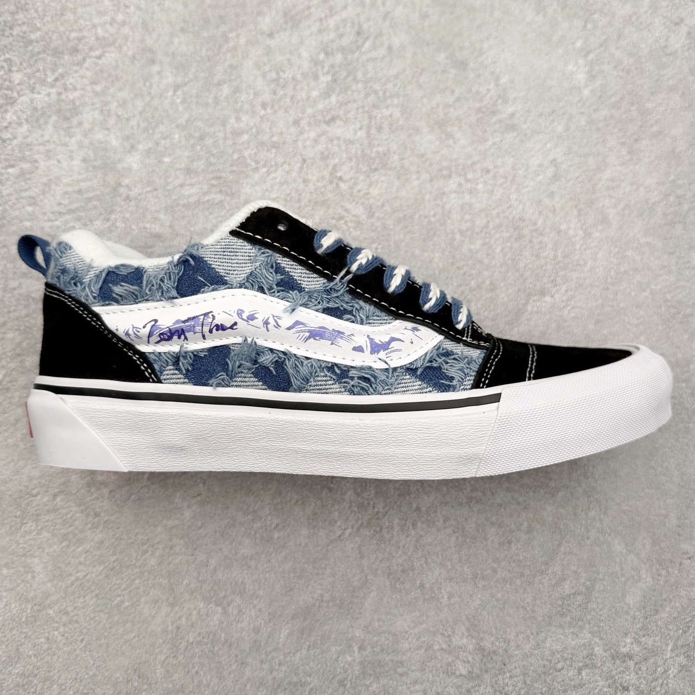 Vans Knu Skool 万花弄 面包鞋 “格韵复古” 主题传递滑板文化态度,黑白蓝三色碰撞出复古韵律,立体贴布绣着欧洲古典花纹,可调节绳结挂件点缀踝间,蓝色花纹如青花瓷流淌鞋面,贴布与挂件避开浮夸却自带辨识度。适合偏爱街头复古风的人群,日常穿搭瞬间提升文艺气质,既显态度又不抢眼。 尺码:35 36 36.5 37 38 38.5 39 40 40.5 41 42 42.5 43 44-选品中心