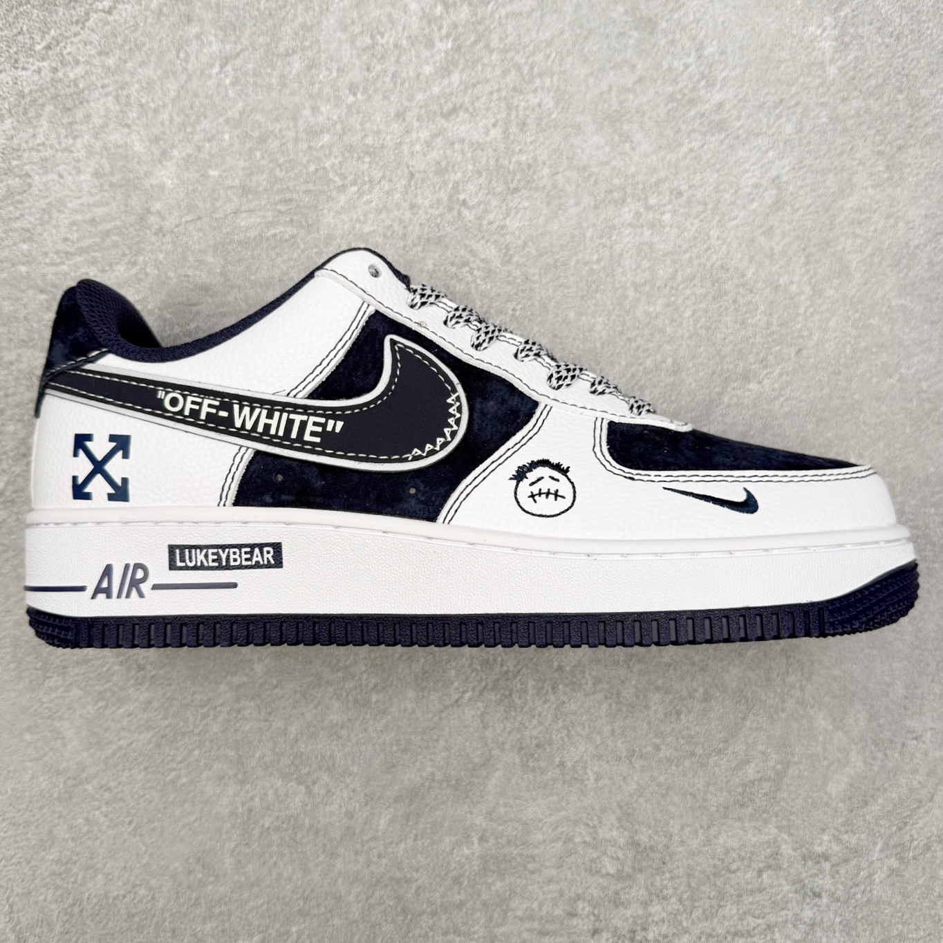 NK Air Force 1´07 Low 空军一号低帮百搭休闲运动板鞋 HV5999-002 柔软、弹性十足的缓震性能和出色的中底设计 横跨复古与现代的外型结合 造就出风靡全球 三十多年的Force 1 直到今天还深受青睐 实拍调校N版已经零色差零失真 百分百还原实物色彩所见即所得 不存在货不对板色差等低级问题 选购参考实物拍摄 不混卖不参货 只用心做好货严格选品 承诺混一赔十 尺码：36 36.5 37.5 38 38.5 39 40 40.5 41 42 42.5 43 44 44.5 45-选品中心