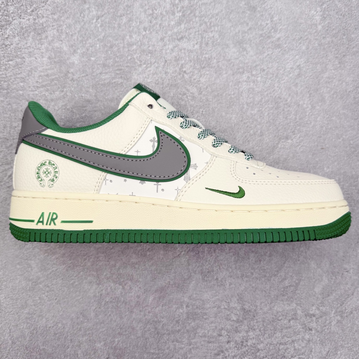 NK Air Force 1´07 Low 空军一号低帮百搭休闲运动板鞋 QW5606-260 柔软、弹性十足的缓震性能和出色的中底设计 横跨复古与现代的外型结合 造就出风靡全球 三十多年的Force 1 直到今天还深受青睐 实拍调校N版已经零色差零失真 百分百还原实物色彩所见即所得 不存在货不对板色差等低级问题 选购参考实物拍摄 不混卖不参货 只用心做好货严格选品 承诺混一赔十 尺码：36 36.5 37.5 38 38.5 39 40 40.5 41 42 42.5 43 44 44.5 45-选品中心