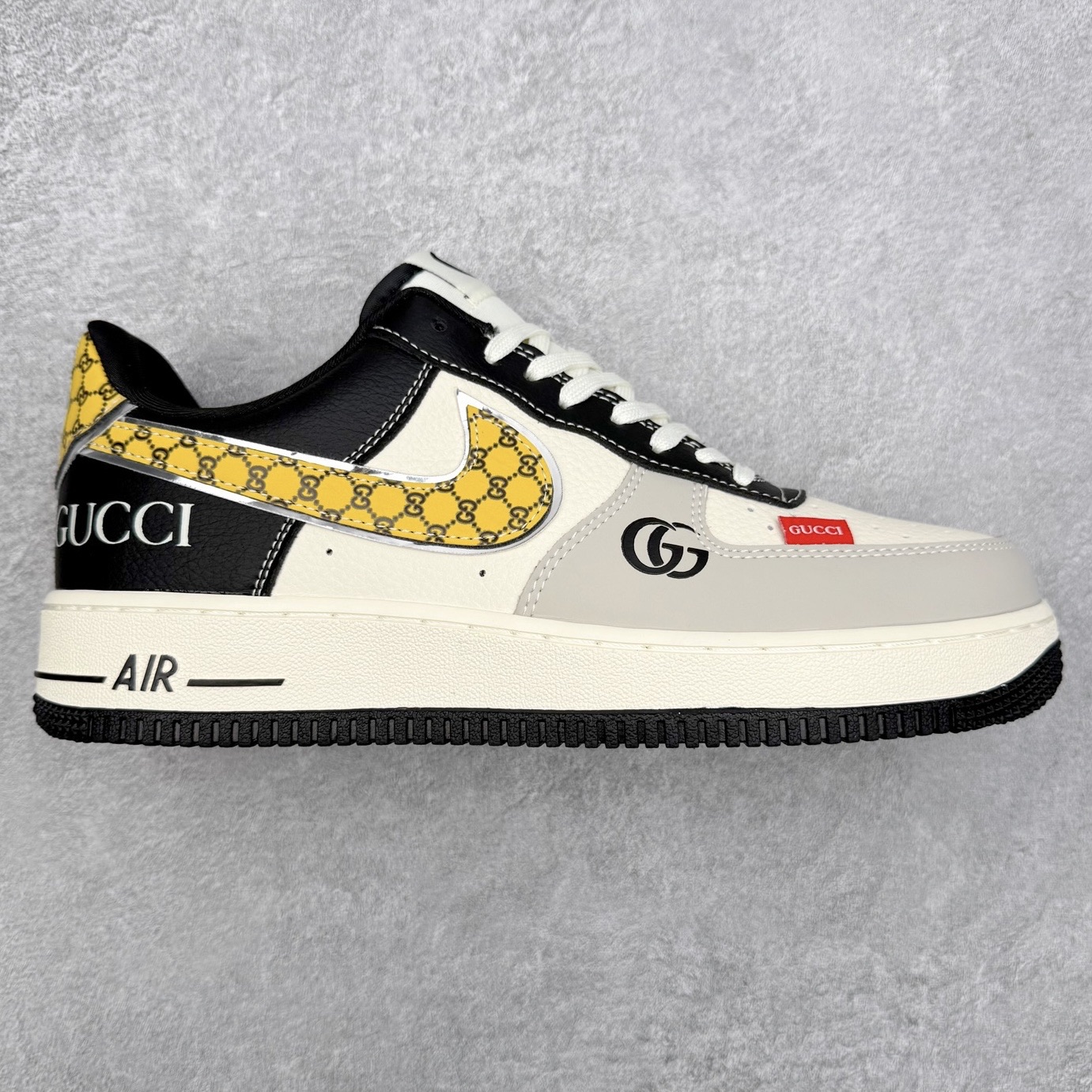 NK Air Force 1´07 Low 空军一号低帮百搭休闲运动板鞋 DF0188-104 柔软、弹性十足的缓震性能和出色的中底设计 横跨复古与现代的外型结合 造就出风靡全球 三十多年的Force 1 直到今天还深受青睐 实拍调校N版已经零色差零失真 百分百还原实物色彩所见即所得 不存在货不对板色差等低级问题 选购参考实物拍摄 不混卖不参货 只用心做好货严格选品 承诺混一赔十 尺码：36 36.5 37.5 38 38.5 39 40 40.5 41 42 42.5 43 44 44.5 45-选品中心