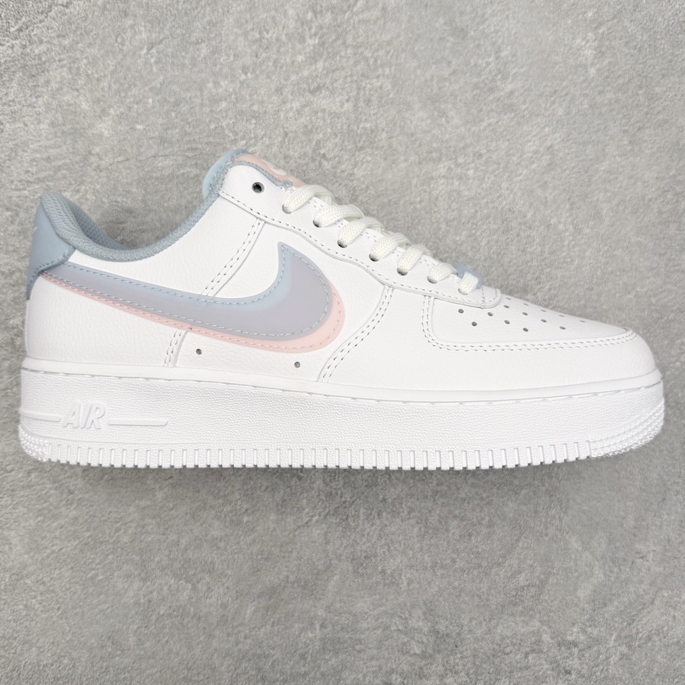 NK Air Force 1´07 Low 空军一号低帮百搭休闲运动板鞋CW1574-100 柔软、弹性十足的缓震性能和出色的中底设计 横跨复古与现代的外型结合 造就出风靡全球 三十多年的Force 1 直到今天还深受青睐 实拍调校N版已经零色差零失真 百分百还原实物色彩所见即所得 不存在货不对板色差等低级问题 选购参考实物拍摄 不混卖不参货 只用心做好货严格选品 承诺混一赔十 尺码：36 36.5 37.5 38 38.5 39 40 40.5 41 42 42.5 43 44 44.5 45-选品中心
