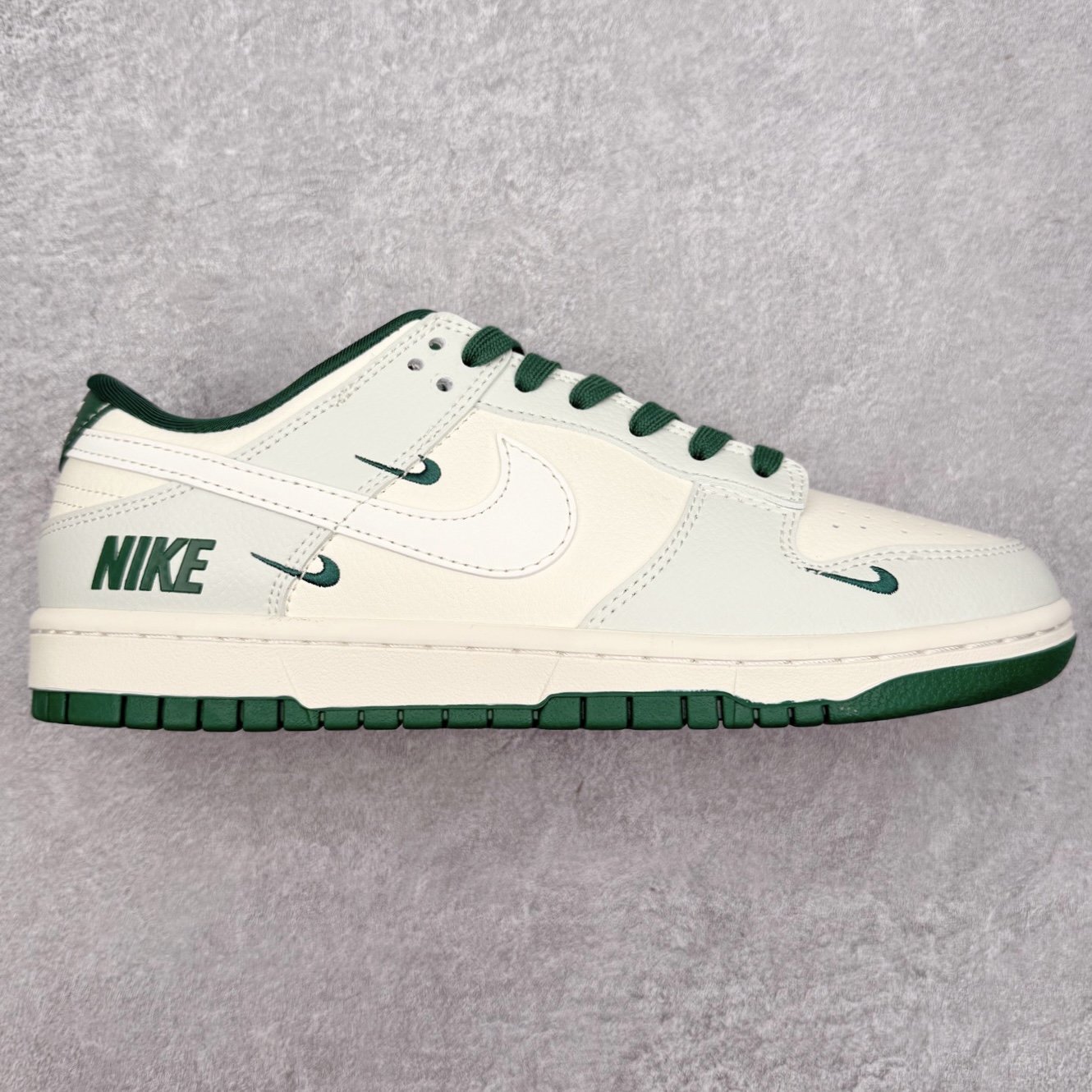 NK Dunk Low 定制配色 JP1628-063 大厂出品 极力推荐 原装头层材料 独家版型蒸餾加工帶來的是更好的视觉和脚感体验大厂纯原品质出货 清洁度 电绣工艺 皮料切割干净无任何毛边 细节完美 实拍调校N版已经零色差零失真 百分百还原实物色彩所见即所得 不存在货不对板色差等低级问题 选购参考实物拍摄 不混卖不参货 只用心做好货严格选品 承诺混一赔十 尺码：36 36.5 37.5 38 38.5 39 40 40.5 41 42 42.5 43 44 44.5 45-选品中心