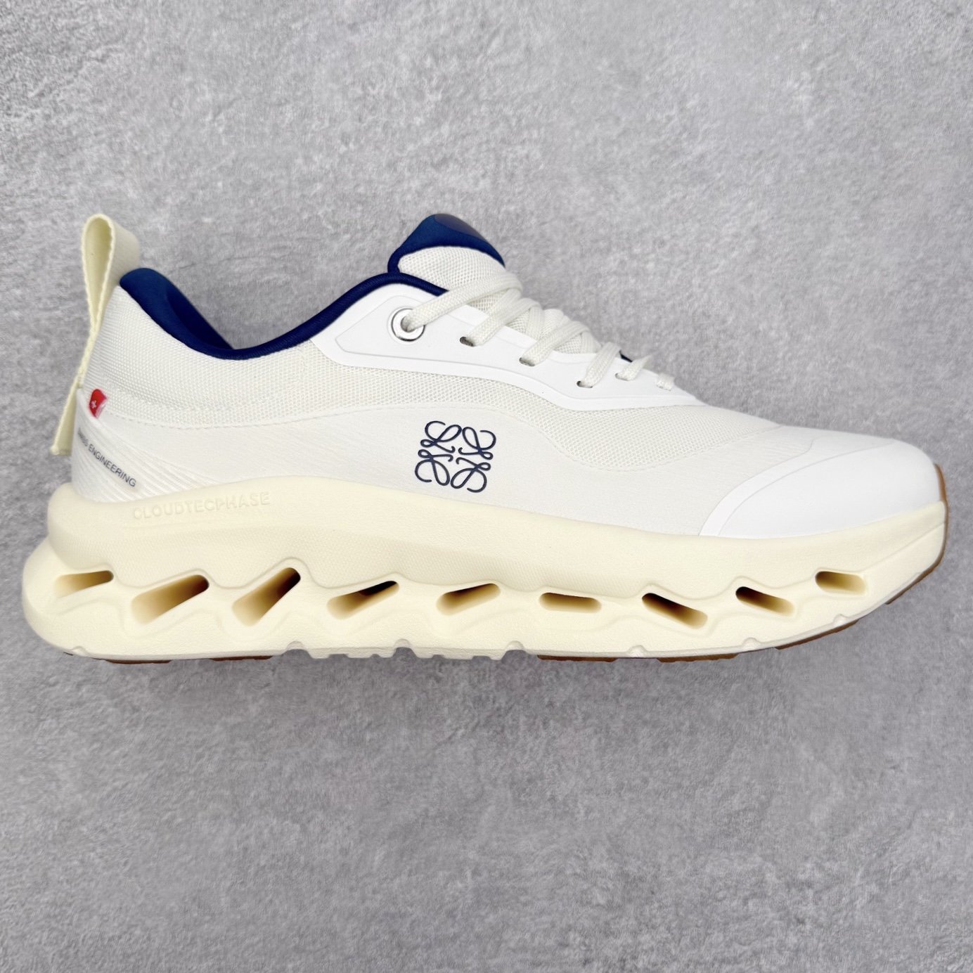 LOEWE x On Cloudtilt 2.0 昂跑罗意威联名 圆头系带生活休闲鞋 此运动品牌 开创于2010年 缓震着陆、强效回弹、轻柔质感的设计构思始终是ON研制关键 与此同时基于“为全球提供革新性的跑步感受”信念 陆续推出了多款跑鞋及其以专业运动人体跑步工程学为设计关键的功能性跑步服饰设备 让跑者不费力气地畅快畅跑 尺码：36 36.5 37.5 38 38.5 39 40 40.5 41 42 42.5 43 44 44.5 45-选品中心