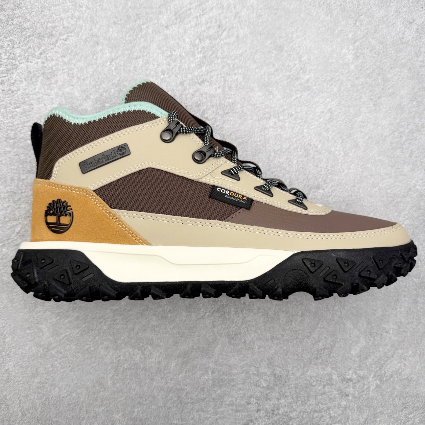 Timberland Greenstride Motion 6 添柏岚防滑耐磨低帮户外功能鞋 简约大方的造型设计，给人以随性休闲的时尚格调，穿着舒适轻便，运动灵活自如，满足日常个性穿搭。Timberland户外品牌最早成立于1918年的美国波士顿，它的成功故事就从第一双防水皮靴Yellow Boots开始。这双具备完全防水机能的靴子瞬间广受好评，他那独创又不失古典的款式，以及大胆使用黄色的崭新风格，吸引了广大消费者的目光。现今仍不改其原有风貌的这双黄靴，就是火遍全球的“大黄靴”。Timberland的高端工艺、实穿耐用等特点让他拥有绝对鞋界地位。尺码：40 41 41.5 42 43 43.5 44 44.5 45 45.5 46-选品中心