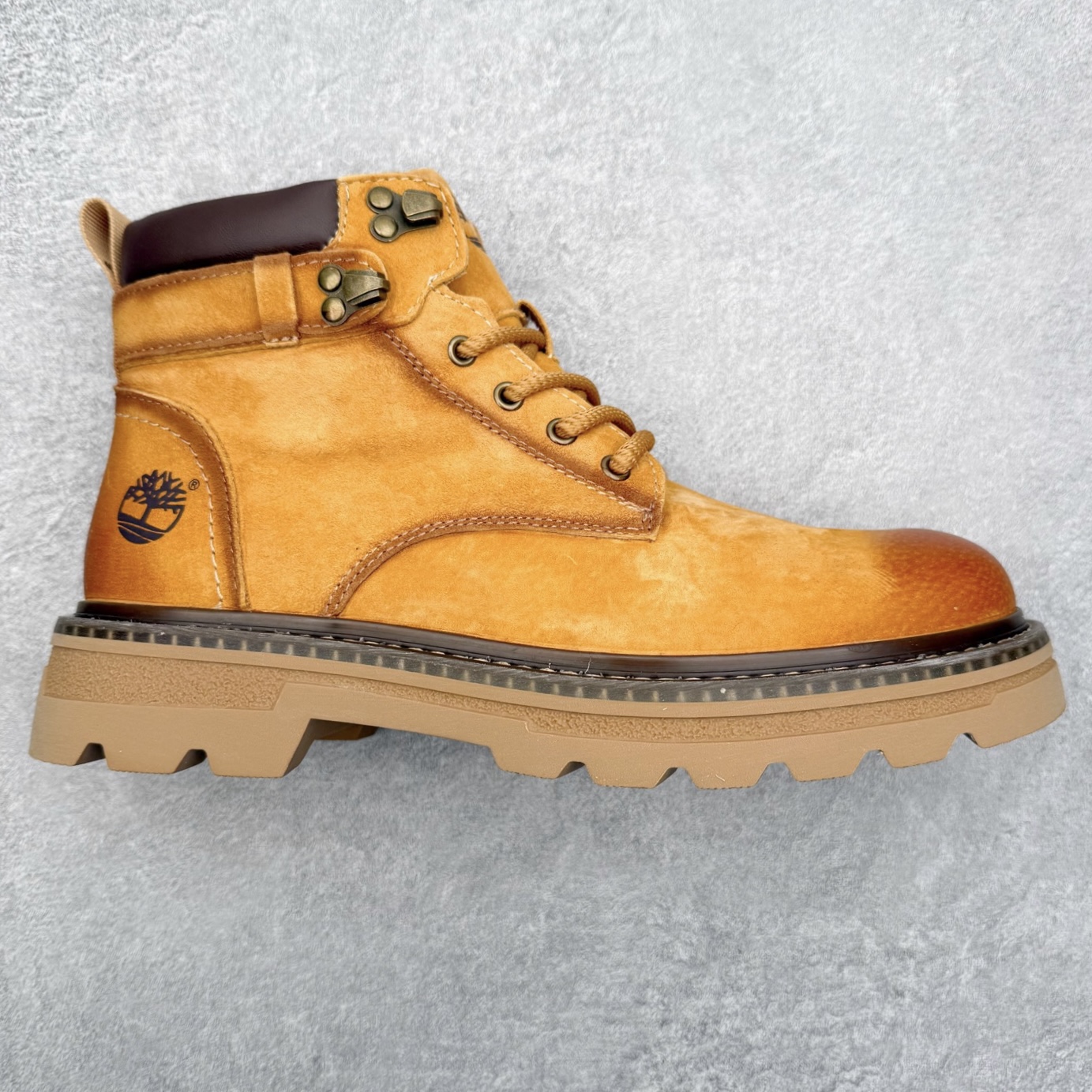 Timberland添柏岚/天伯伦户外中帮休闲大黄靴系列 广东大厂品质 原盒原包装 面料采用意大利🇮🇹顶级磨砂细纹牛皮 搭配防臭防腐真皮乳胶鞋垫 给您完美的穿着体验 质量考究耐穿 型男必备 专治不帅 高品质脚感一流 尺码：38 39 40 41 42 43 44（皮鞋码）-选品中心