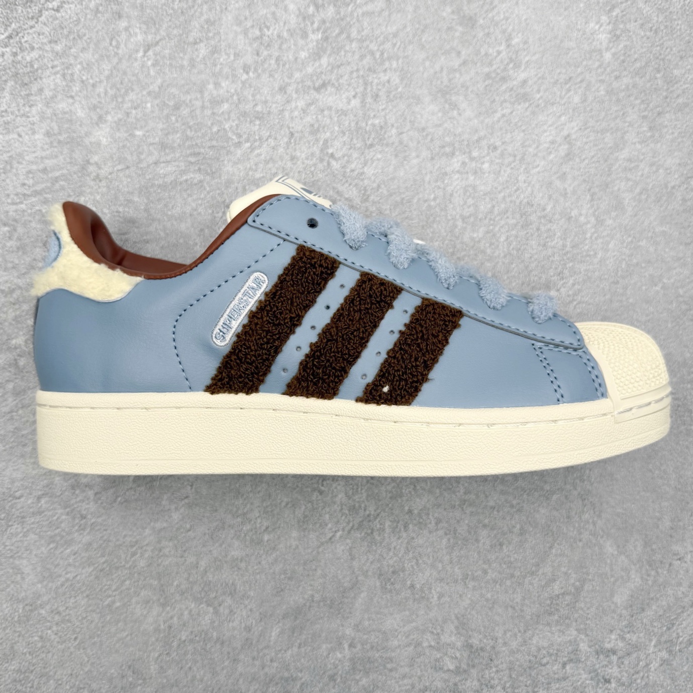 ＃XP纯原套现福利 AD Originals Superstar 经典复古贝壳头板鞋 JR6987 诞生于1969年 是第一双将全皮面鞋 身与橡胶鞋头结合在一起的低帮篮球鞋 Superstar最开始 是作为高帮篮球鞋Pro Model的低帮版本而出现的 但因为其独特和醒目的橡胶鞋头造型而让大家熟知 被大家形象地称为\\\”shelltoe\\\”贝壳头 在70年代的美国职业篮球场上 接近3/4的NBA球员都将这双Superstar作为场上用鞋 80年代之后 经过不断的改良和发展 Superstar逐渐成为横跨时装、音乐、街头文化、休闲和运动等各大领域的时尚潮鞋 尺码：36 36.5 37 38 38.5 39 40 40.5 41 42 42.5 43 44 44.5 45-选品中心