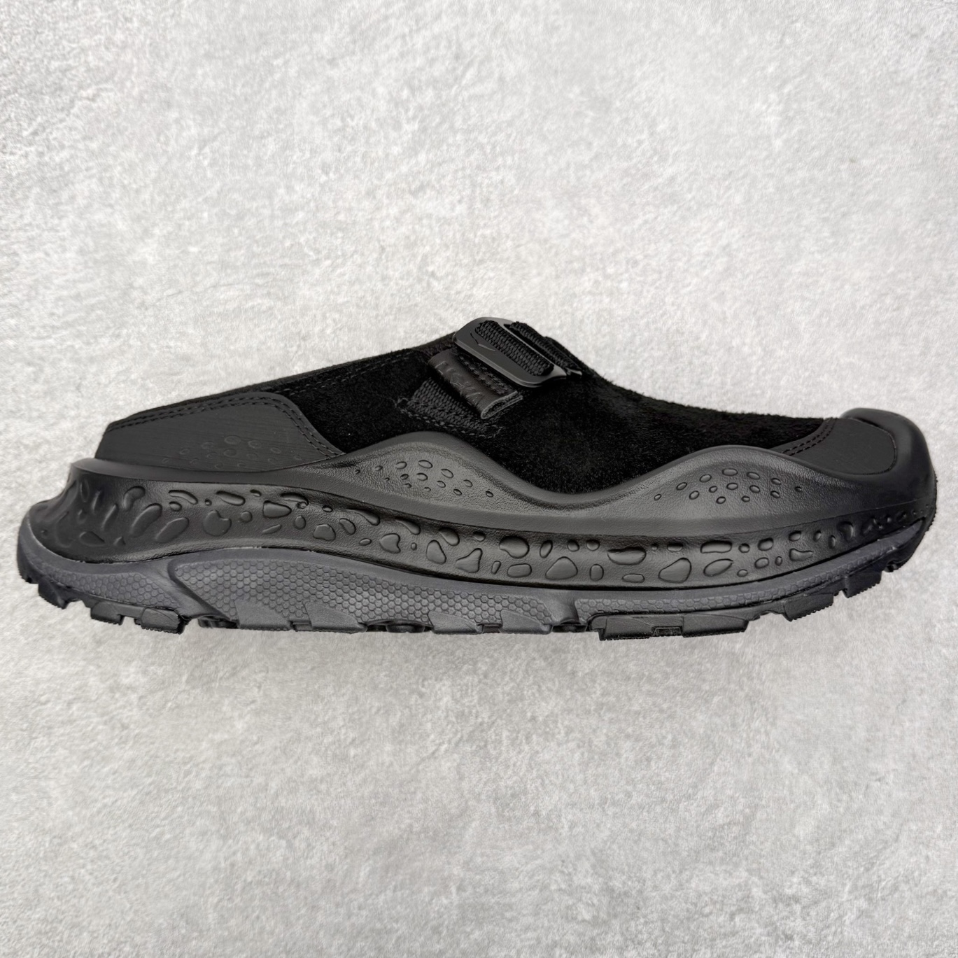 HOKA ONE ONE Ora Primo EXT 舒缓穆勒 运动舒适 防滑支撑 低帮 生活休闲鞋 男女同款 HOKA ONE ONE是来自美国的跑步鞋知名品牌，创立于2009年，始终致力于为所有跑者提供更新、更好的跑步装备。相比常规跑鞋，HOKA ONE ONE特别研发使用性能独特的几何形跑鞋中底，此种鞋底更厚、更高、回弹性也更好，除了卓越的缓冲性能，它还能为各种阶段的跑者带来更具动感、更加稳定的跑步体验。HOKAONE ONE从设计之初就清楚意识到，要保证跑者步幅的均匀一致，双脚自然而然的运动至关重要。尺码：36 36.5 37.5 38 39 40 40.5 41 42 42.5 43 44 45-选品中心