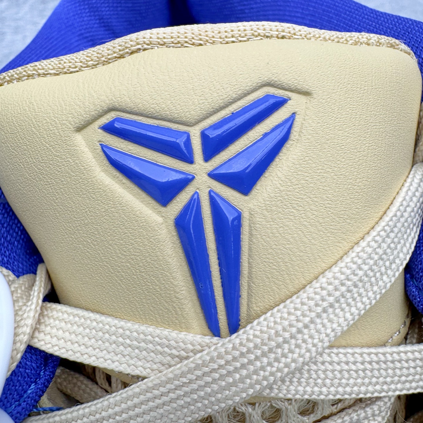 图片[16]-＃灭世 NK Zoom Kobe 4 FC 科比四代 巴塞罗那 金黑紫 IM2532-701 历时半年 重新开版 最高工艺 最高标准 打造顶级实战旗舰标杆 实战属性TOP 1 接受任意版本实战性能正面PK 实力源自深耕实战球鞋的工业底蕴 王者归来绝非空穴来风 杜绝杀猪 感受一分钱十分货诚意巨作 ✅原厂超厚头层磨砂牛皮 ➕独家定制头层蛇鳞纹 ✅正确蛇鳞压印原盒 ✅原厂复刻纸板➕原楦调试 历时半年 打造近乎完美版型（包裹体验 鞋脚一体性 99% 无限接近） ✅中底MD黑色部分为特殊组合工艺 外层复合超薄绒布，触摸触感明显区分市场货品 【市场唯一同步正品工艺货品】 ✅代工级品控 一个月独家售后 为实战保驾护航 尺码：39-47.5-选品中心