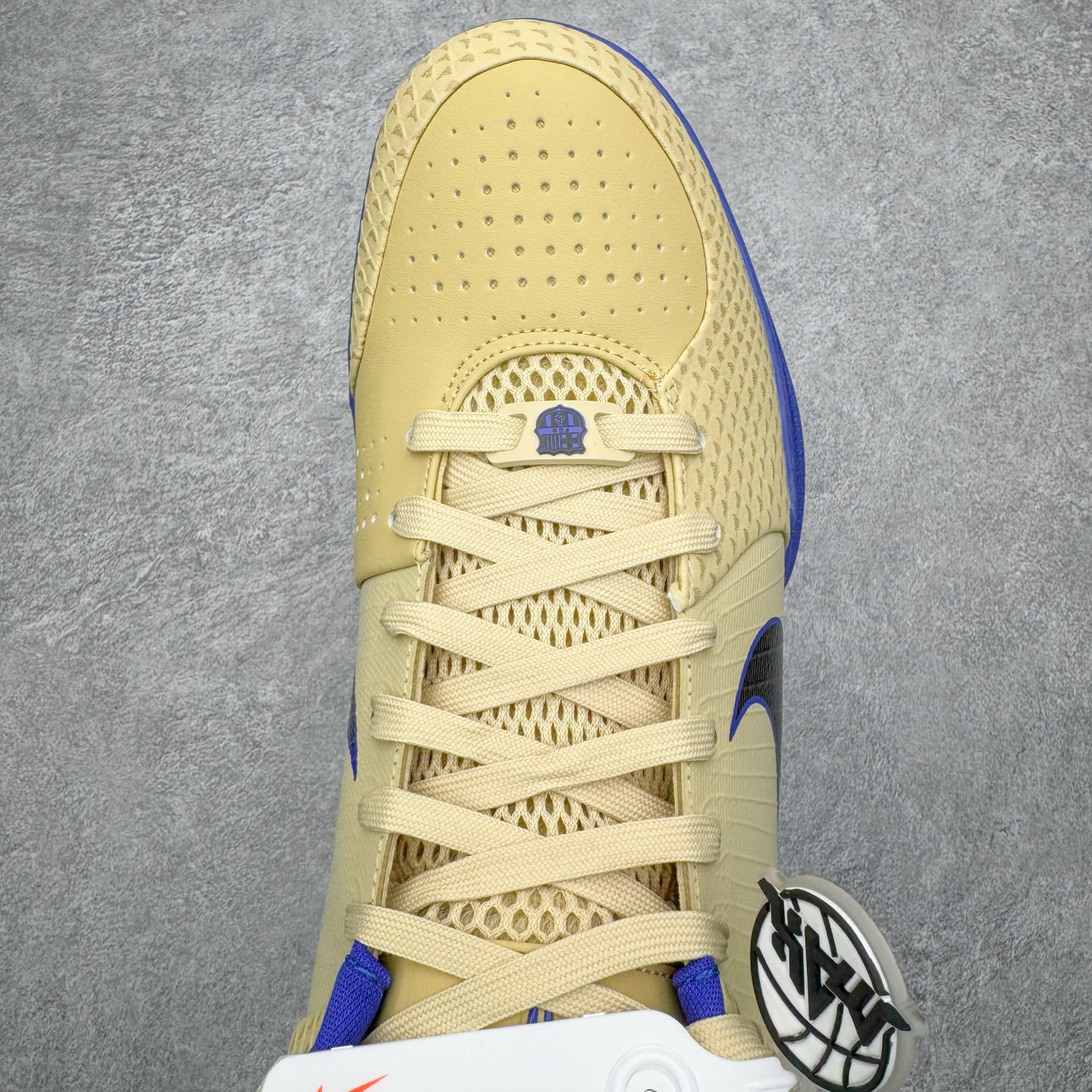 图片[4]-＃灭世 NK Zoom Kobe 4 FC 科比四代 巴塞罗那 金黑紫 IM2532-701 历时半年 重新开版 最高工艺 最高标准 打造顶级实战旗舰标杆 实战属性TOP 1 接受任意版本实战性能正面PK 实力源自深耕实战球鞋的工业底蕴 王者归来绝非空穴来风 杜绝杀猪 感受一分钱十分货诚意巨作 ✅原厂超厚头层磨砂牛皮 ➕独家定制头层蛇鳞纹 ✅正确蛇鳞压印原盒 ✅原厂复刻纸板➕原楦调试 历时半年 打造近乎完美版型（包裹体验 鞋脚一体性 99% 无限接近） ✅中底MD黑色部分为特殊组合工艺 外层复合超薄绒布，触摸触感明显区分市场货品 【市场唯一同步正品工艺货品】 ✅代工级品控 一个月独家售后 为实战保驾护航 尺码：39-47.5-选品中心