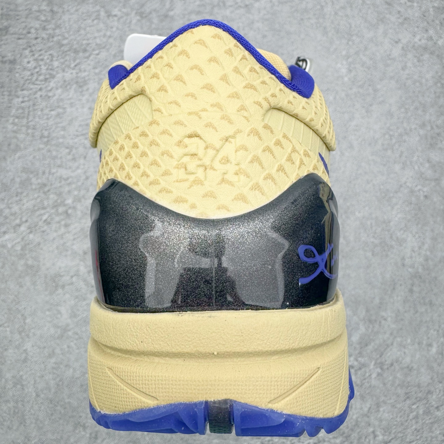 图片[8]-＃灭世 NK Zoom Kobe 4 FC 科比四代 巴塞罗那 金黑紫 IM2532-701 历时半年 重新开版 最高工艺 最高标准 打造顶级实战旗舰标杆 实战属性TOP 1 接受任意版本实战性能正面PK 实力源自深耕实战球鞋的工业底蕴 王者归来绝非空穴来风 杜绝杀猪 感受一分钱十分货诚意巨作 ✅原厂超厚头层磨砂牛皮 ➕独家定制头层蛇鳞纹 ✅正确蛇鳞压印原盒 ✅原厂复刻纸板➕原楦调试 历时半年 打造近乎完美版型（包裹体验 鞋脚一体性 99% 无限接近） ✅中底MD黑色部分为特殊组合工艺 外层复合超薄绒布，触摸触感明显区分市场货品 【市场唯一同步正品工艺货品】 ✅代工级品控 一个月独家售后 为实战保驾护航 尺码：39-47.5-选品中心