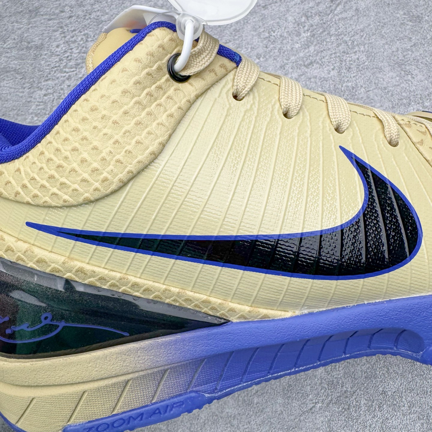 图片[21]-＃灭世 NK Zoom Kobe 4 FC 科比四代 巴塞罗那 金黑紫 IM2532-701 历时半年 重新开版 最高工艺 最高标准 打造顶级实战旗舰标杆 实战属性TOP 1 接受任意版本实战性能正面PK 实力源自深耕实战球鞋的工业底蕴 王者归来绝非空穴来风 杜绝杀猪 感受一分钱十分货诚意巨作 ✅原厂超厚头层磨砂牛皮 ➕独家定制头层蛇鳞纹 ✅正确蛇鳞压印原盒 ✅原厂复刻纸板➕原楦调试 历时半年 打造近乎完美版型（包裹体验 鞋脚一体性 99% 无限接近） ✅中底MD黑色部分为特殊组合工艺 外层复合超薄绒布，触摸触感明显区分市场货品 【市场唯一同步正品工艺货品】 ✅代工级品控 一个月独家售后 为实战保驾护航 尺码：39-47.5-选品中心