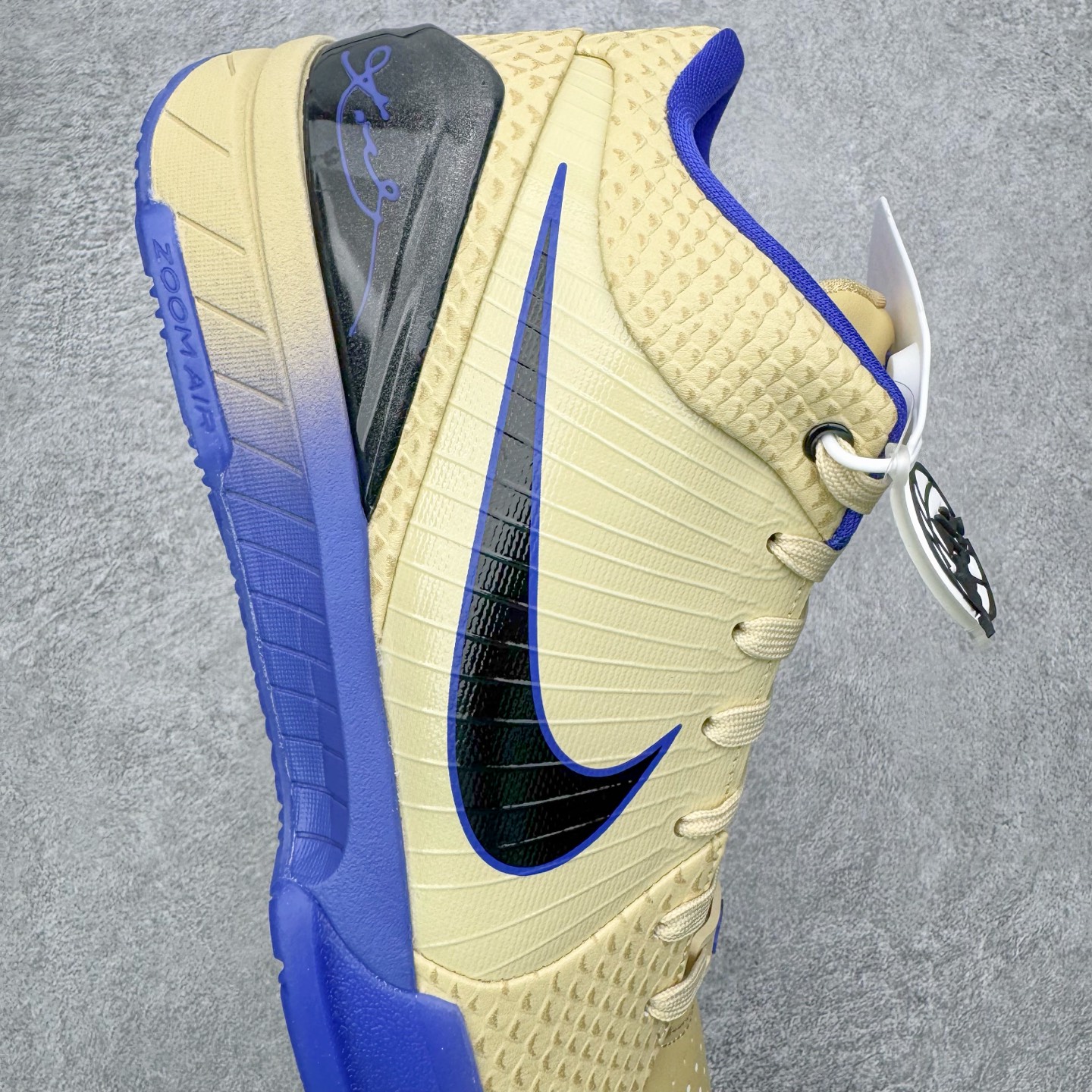 图片[6]-＃灭世 NK Zoom Kobe 4 FC 科比四代 巴塞罗那 金黑紫 IM2532-701 历时半年 重新开版 最高工艺 最高标准 打造顶级实战旗舰标杆 实战属性TOP 1 接受任意版本实战性能正面PK 实力源自深耕实战球鞋的工业底蕴 王者归来绝非空穴来风 杜绝杀猪 感受一分钱十分货诚意巨作 ✅原厂超厚头层磨砂牛皮 ➕独家定制头层蛇鳞纹 ✅正确蛇鳞压印原盒 ✅原厂复刻纸板➕原楦调试 历时半年 打造近乎完美版型（包裹体验 鞋脚一体性 99% 无限接近） ✅中底MD黑色部分为特殊组合工艺 外层复合超薄绒布，触摸触感明显区分市场货品 【市场唯一同步正品工艺货品】 ✅代工级品控 一个月独家售后 为实战保驾护航 尺码：39-47.5-选品中心