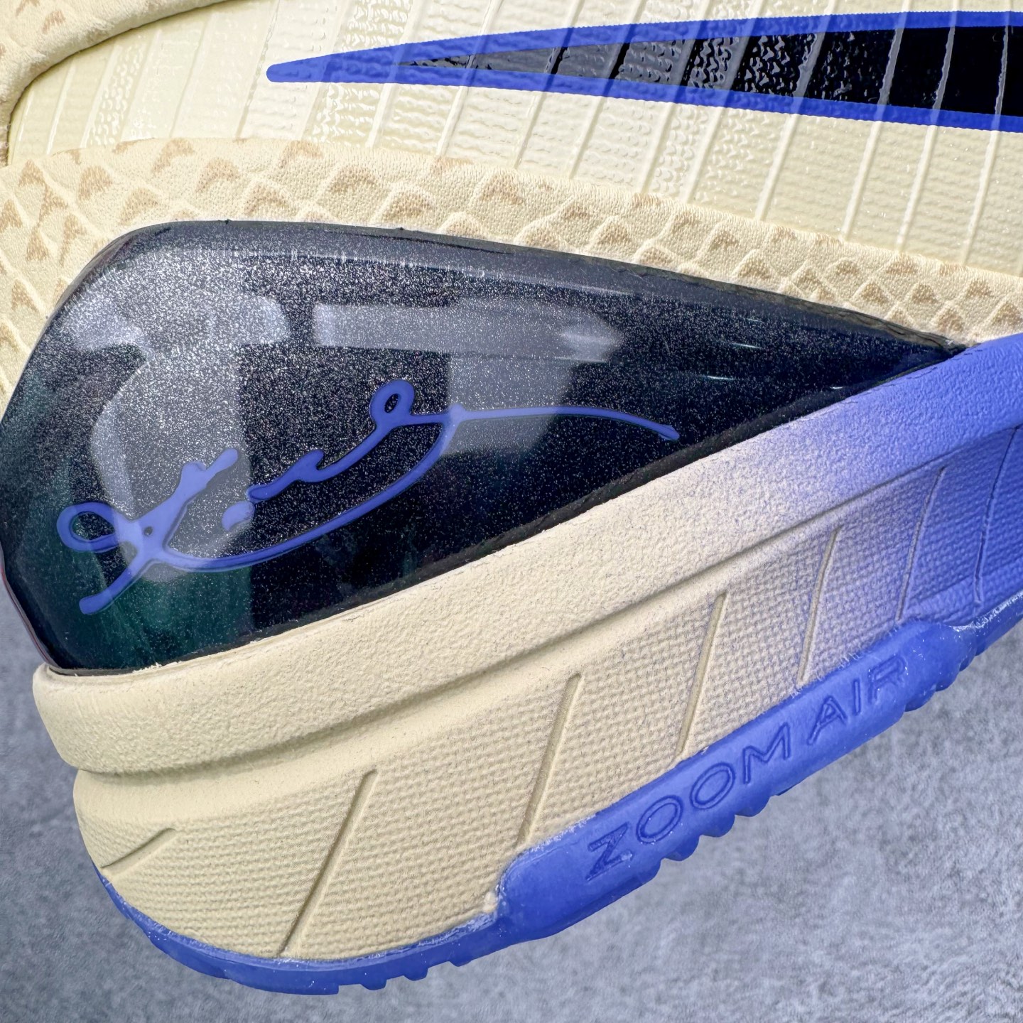 图片[20]-＃灭世 NK Zoom Kobe 4 FC 科比四代 巴塞罗那 金黑紫 IM2532-701 历时半年 重新开版 最高工艺 最高标准 打造顶级实战旗舰标杆 实战属性TOP 1 接受任意版本实战性能正面PK 实力源自深耕实战球鞋的工业底蕴 王者归来绝非空穴来风 杜绝杀猪 感受一分钱十分货诚意巨作 ✅原厂超厚头层磨砂牛皮 ➕独家定制头层蛇鳞纹 ✅正确蛇鳞压印原盒 ✅原厂复刻纸板➕原楦调试 历时半年 打造近乎完美版型（包裹体验 鞋脚一体性 99% 无限接近） ✅中底MD黑色部分为特殊组合工艺 外层复合超薄绒布，触摸触感明显区分市场货品 【市场唯一同步正品工艺货品】 ✅代工级品控 一个月独家售后 为实战保驾护航 尺码：39-47.5-选品中心