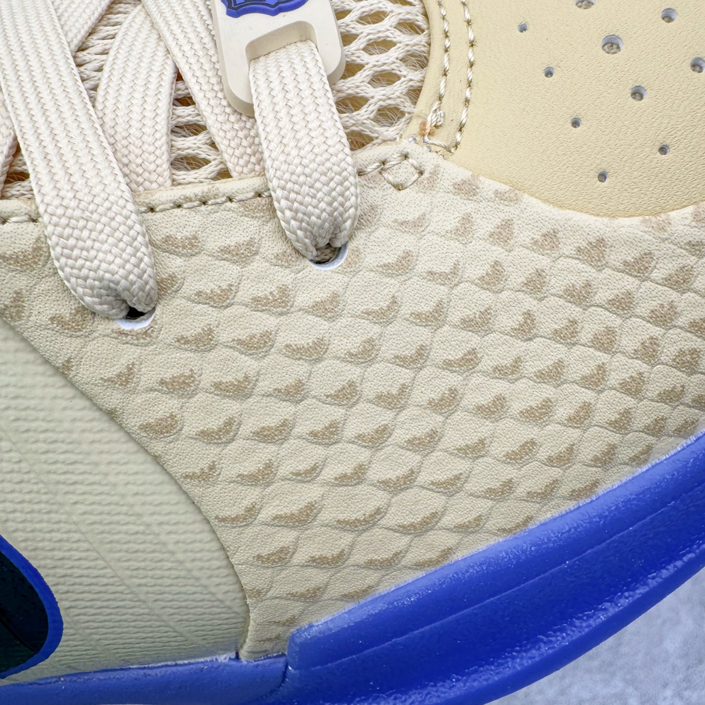 图片[18]-＃灭世 NK Zoom Kobe 4 FC 科比四代 巴塞罗那 金黑紫 IM2532-701 历时半年 重新开版 最高工艺 最高标准 打造顶级实战旗舰标杆 实战属性TOP 1 接受任意版本实战性能正面PK 实力源自深耕实战球鞋的工业底蕴 王者归来绝非空穴来风 杜绝杀猪 感受一分钱十分货诚意巨作 ✅原厂超厚头层磨砂牛皮 ➕独家定制头层蛇鳞纹 ✅正确蛇鳞压印原盒 ✅原厂复刻纸板➕原楦调试 历时半年 打造近乎完美版型（包裹体验 鞋脚一体性 99% 无限接近） ✅中底MD黑色部分为特殊组合工艺 外层复合超薄绒布，触摸触感明显区分市场货品 【市场唯一同步正品工艺货品】 ✅代工级品控 一个月独家售后 为实战保驾护航 尺码：39-47.5-选品中心