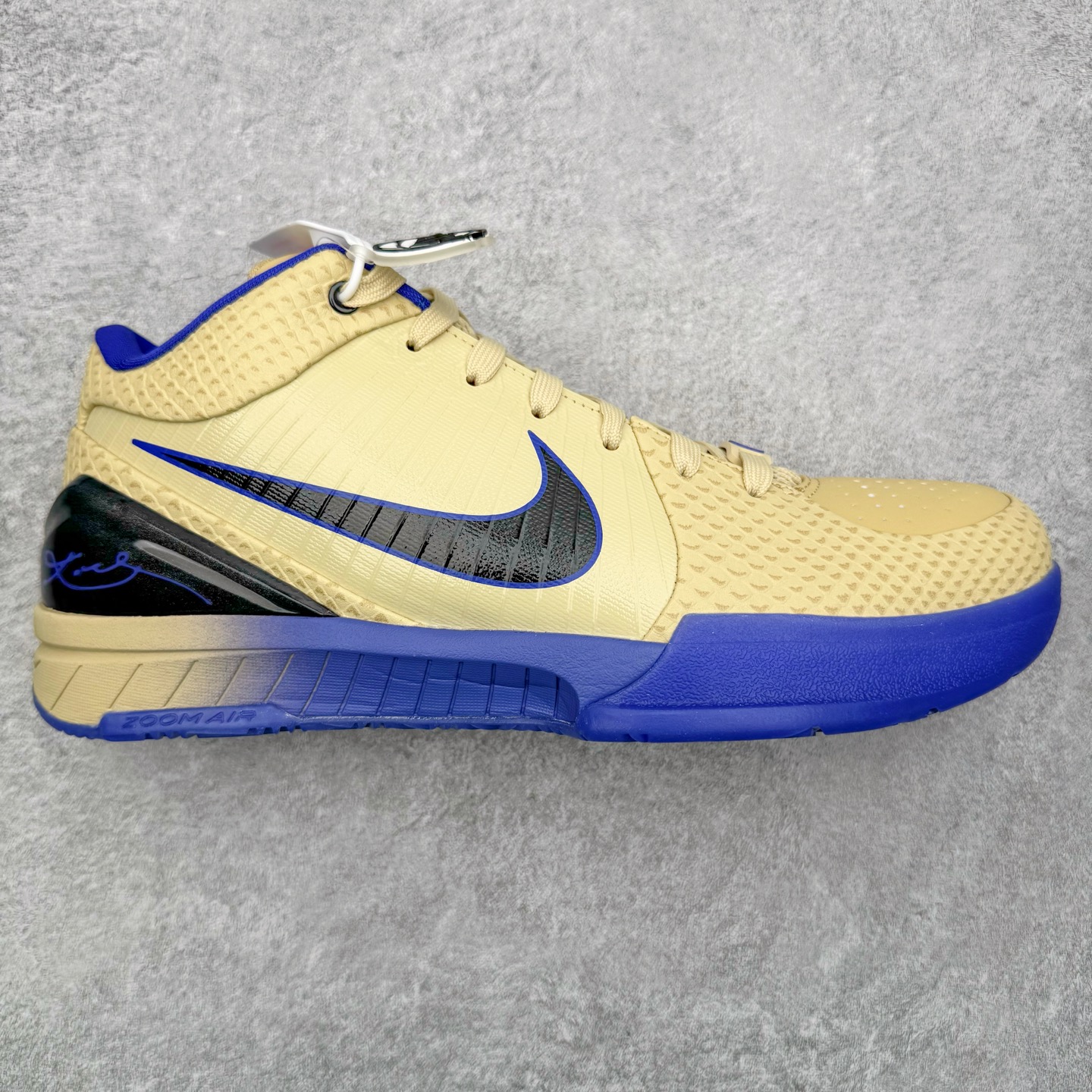 ＃灭世 NK Zoom Kobe 4 FC 科比四代 巴塞罗那 金黑紫 IM2532-701 历时半年 重新开版 最高工艺 最高标准 打造顶级实战旗舰标杆 实战属性TOP 1 接受任意版本实战性能正面PK 实力源自深耕实战球鞋的工业底蕴 王者归来绝非空穴来风 杜绝杀猪 感受一分钱十分货诚意巨作 ✅原厂超厚头层磨砂牛皮 ➕独家定制头层蛇鳞纹 ✅正确蛇鳞压印原盒 ✅原厂复刻纸板➕原楦调试 历时半年 打造近乎完美版型（包裹体验 鞋脚一体性 99% 无限接近） ✅中底MD黑色部分为特殊组合工艺 外层复合超薄绒布，触摸触感明显区分市场货品 【市场唯一同步正品工艺货品】 ✅代工级品控 一个月独家售后 为实战保驾护航 尺码：39-47.5-选品中心