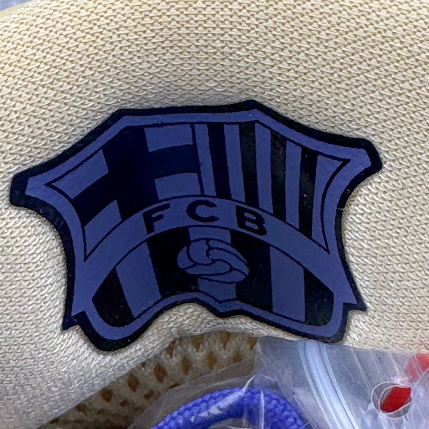 图片[15]-＃灭世 NK Zoom Kobe 4 FC 科比四代 巴塞罗那 金黑紫 IM2532-701 历时半年 重新开版 最高工艺 最高标准 打造顶级实战旗舰标杆 实战属性TOP 1 接受任意版本实战性能正面PK 实力源自深耕实战球鞋的工业底蕴 王者归来绝非空穴来风 杜绝杀猪 感受一分钱十分货诚意巨作 ✅原厂超厚头层磨砂牛皮 ➕独家定制头层蛇鳞纹 ✅正确蛇鳞压印原盒 ✅原厂复刻纸板➕原楦调试 历时半年 打造近乎完美版型（包裹体验 鞋脚一体性 99% 无限接近） ✅中底MD黑色部分为特殊组合工艺 外层复合超薄绒布，触摸触感明显区分市场货品 【市场唯一同步正品工艺货品】 ✅代工级品控 一个月独家售后 为实战保驾护航 尺码：39-47.5-选品中心