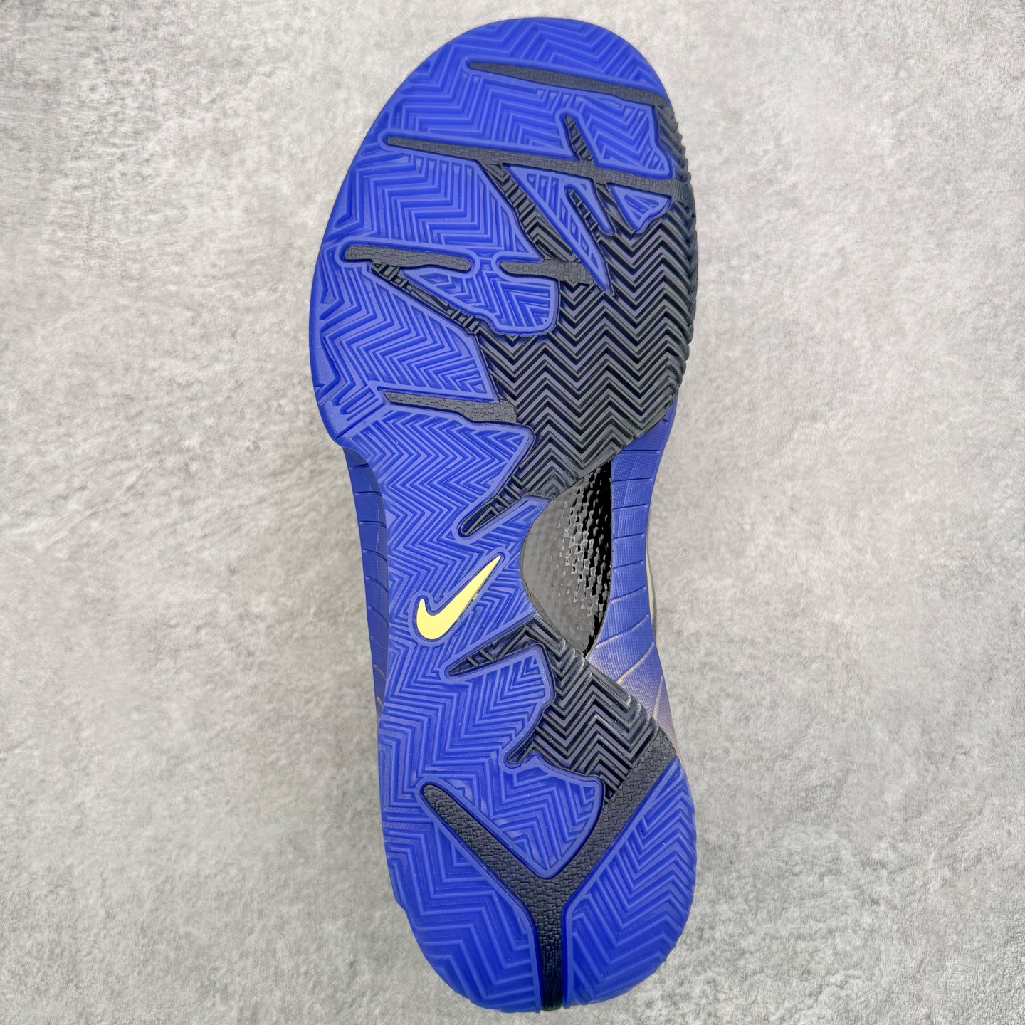 图片[9]-＃灭世 NK Zoom Kobe 4 FC 科比四代 巴塞罗那 金黑紫 IM2532-701 历时半年 重新开版 最高工艺 最高标准 打造顶级实战旗舰标杆 实战属性TOP 1 接受任意版本实战性能正面PK 实力源自深耕实战球鞋的工业底蕴 王者归来绝非空穴来风 杜绝杀猪 感受一分钱十分货诚意巨作 ✅原厂超厚头层磨砂牛皮 ➕独家定制头层蛇鳞纹 ✅正确蛇鳞压印原盒 ✅原厂复刻纸板➕原楦调试 历时半年 打造近乎完美版型（包裹体验 鞋脚一体性 99% 无限接近） ✅中底MD黑色部分为特殊组合工艺 外层复合超薄绒布，触摸触感明显区分市场货品 【市场唯一同步正品工艺货品】 ✅代工级品控 一个月独家售后 为实战保驾护航 尺码：39-47.5-选品中心