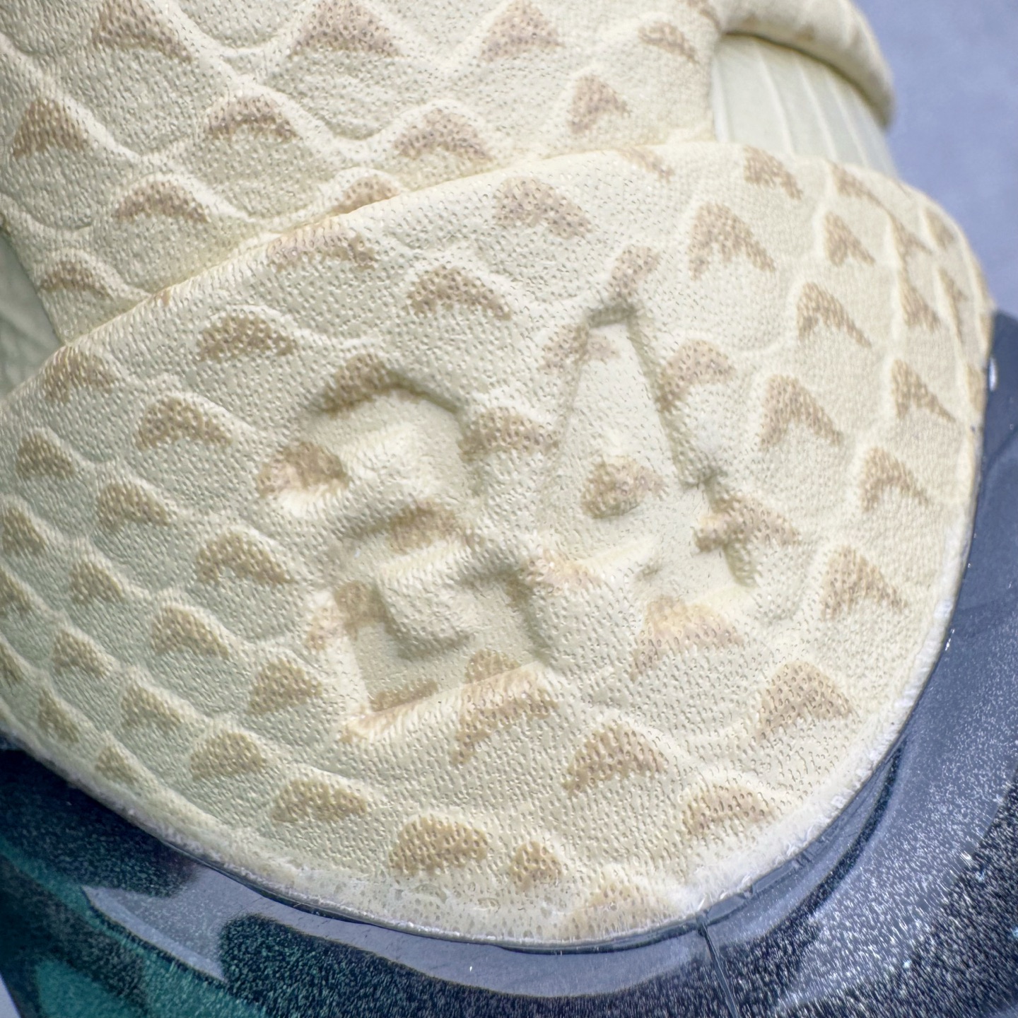 图片[10]-＃灭世 NK Zoom Kobe 4 FC 科比四代 巴塞罗那 金黑紫 IM2532-701 历时半年 重新开版 最高工艺 最高标准 打造顶级实战旗舰标杆 实战属性TOP 1 接受任意版本实战性能正面PK 实力源自深耕实战球鞋的工业底蕴 王者归来绝非空穴来风 杜绝杀猪 感受一分钱十分货诚意巨作 ✅原厂超厚头层磨砂牛皮 ➕独家定制头层蛇鳞纹 ✅正确蛇鳞压印原盒 ✅原厂复刻纸板➕原楦调试 历时半年 打造近乎完美版型（包裹体验 鞋脚一体性 99% 无限接近） ✅中底MD黑色部分为特殊组合工艺 外层复合超薄绒布，触摸触感明显区分市场货品 【市场唯一同步正品工艺货品】 ✅代工级品控 一个月独家售后 为实战保驾护航 尺码：39-47.5-选品中心