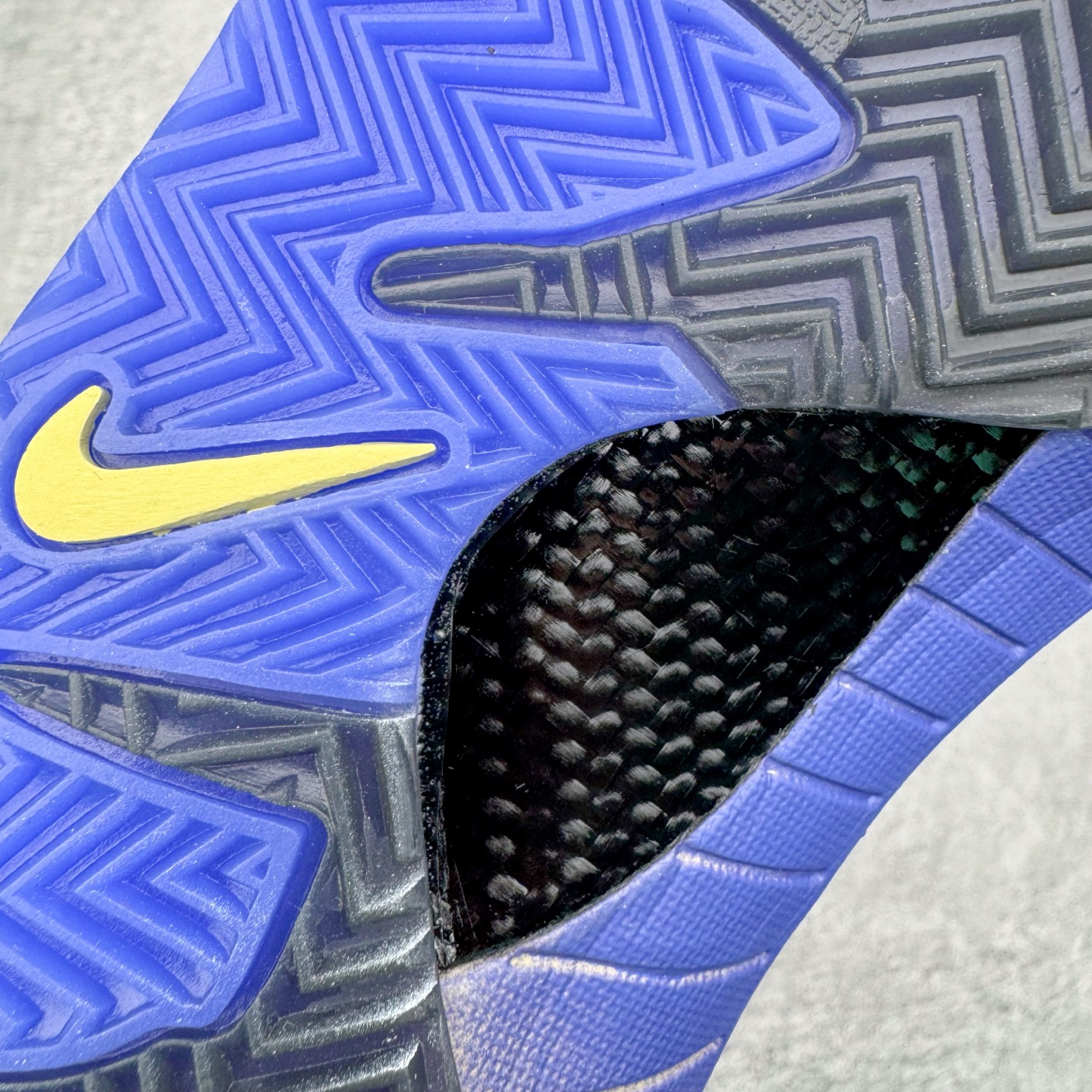 图片[22]-＃灭世 NK Zoom Kobe 4 FC 科比四代 巴塞罗那 金黑紫 IM2532-701 历时半年 重新开版 最高工艺 最高标准 打造顶级实战旗舰标杆 实战属性TOP 1 接受任意版本实战性能正面PK 实力源自深耕实战球鞋的工业底蕴 王者归来绝非空穴来风 杜绝杀猪 感受一分钱十分货诚意巨作 ✅原厂超厚头层磨砂牛皮 ➕独家定制头层蛇鳞纹 ✅正确蛇鳞压印原盒 ✅原厂复刻纸板➕原楦调试 历时半年 打造近乎完美版型（包裹体验 鞋脚一体性 99% 无限接近） ✅中底MD黑色部分为特殊组合工艺 外层复合超薄绒布，触摸触感明显区分市场货品 【市场唯一同步正品工艺货品】 ✅代工级品控 一个月独家售后 为实战保驾护航 尺码：39-47.5-选品中心