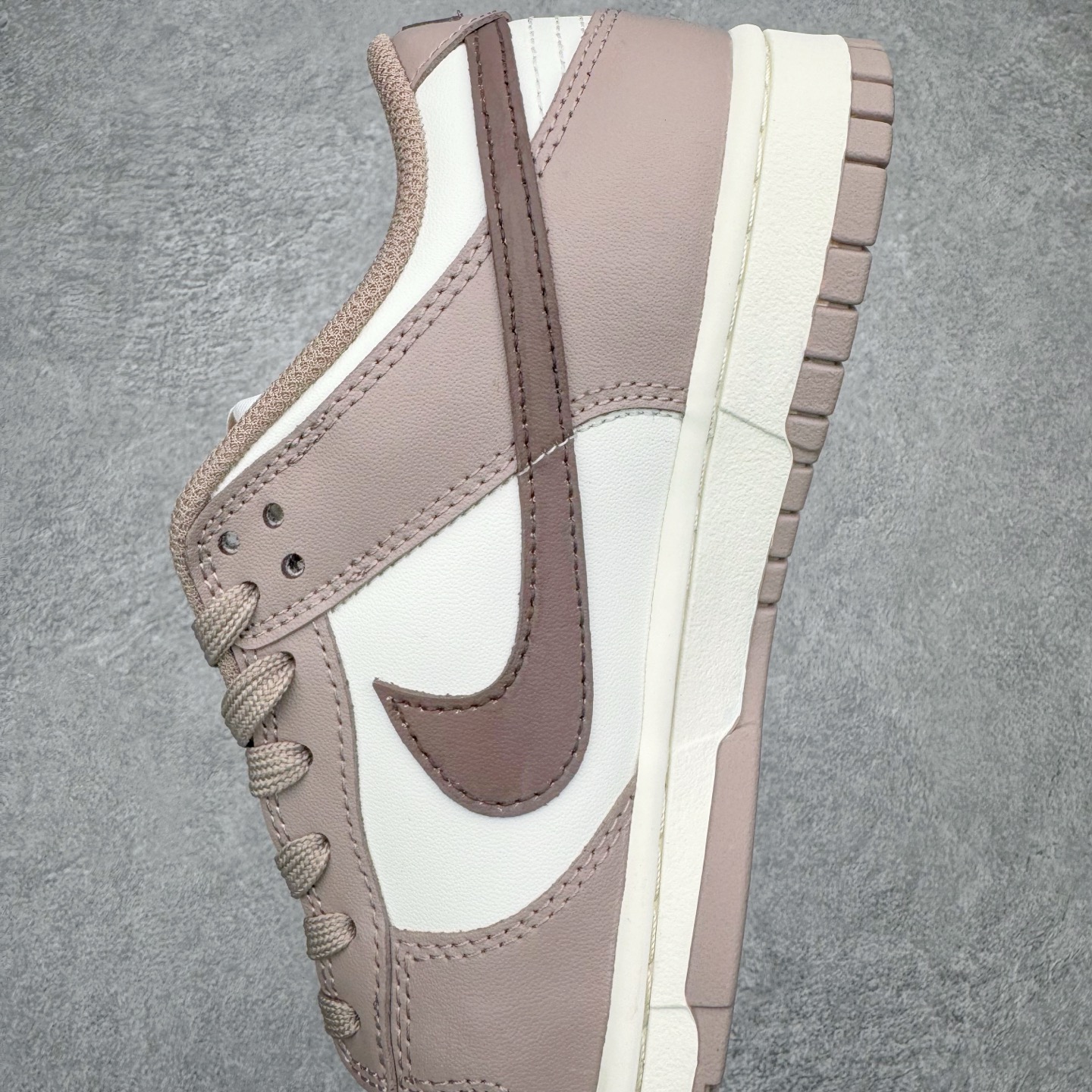 图片[7]-＃YC纯原 NK Dunk Low 粉棕 DD1503-125 实力大厂出品 新配色陆续开发 利润个位数只为口碑 全套原纸板楦头开发 确保原汁原味 完美呈现DUNK版型 一比一鞋头弧度高度鞋身弧度 此版本只针对中端市场 皮料材质有所更替 其他数据细节工艺流程均保持一致 绝不口嗨 细节品控鞋型随意对比 独家私模官方第六代原厂航空铝磨具打磨大底 鞋头坡度极致还原 无解鞋型 原盒原配 圈内天花板工艺 原厂玻璃冲刀 超高清洁度 全鞋零毛边皮料切割 原厂中底布点胶 中底布拉帮走线遵循公司 尺码：36 36.5 37.5 38 38.5 39 40 40.5 41 42 42.5 43 44 44.5 45 46-选品中心