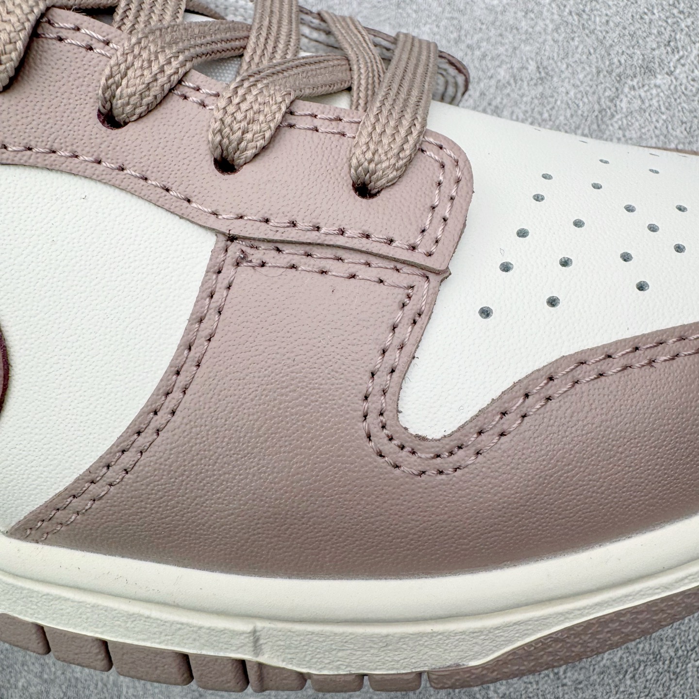 图片[17]-＃YC纯原 NK Dunk Low 粉棕 DD1503-125 实力大厂出品 新配色陆续开发 利润个位数只为口碑 全套原纸板楦头开发 确保原汁原味 完美呈现DUNK版型 一比一鞋头弧度高度鞋身弧度 此版本只针对中端市场 皮料材质有所更替 其他数据细节工艺流程均保持一致 绝不口嗨 细节品控鞋型随意对比 独家私模官方第六代原厂航空铝磨具打磨大底 鞋头坡度极致还原 无解鞋型 原盒原配 圈内天花板工艺 原厂玻璃冲刀 超高清洁度 全鞋零毛边皮料切割 原厂中底布点胶 中底布拉帮走线遵循公司 尺码：36 36.5 37.5 38 38.5 39 40 40.5 41 42 42.5 43 44 44.5 45 46-选品中心