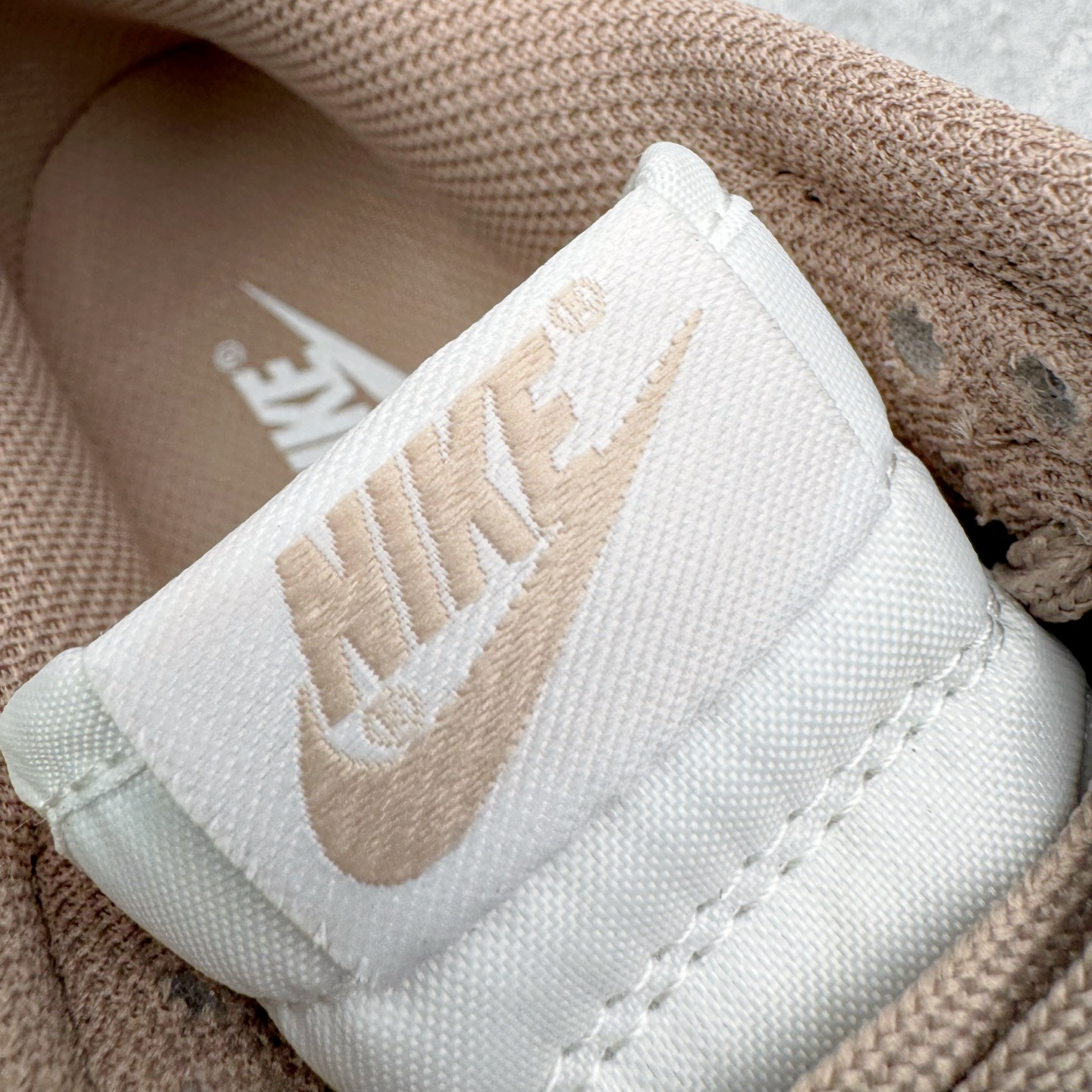 图片[13]-＃YC纯原 NK Dunk Low 粉棕 DD1503-125 实力大厂出品 新配色陆续开发 利润个位数只为口碑 全套原纸板楦头开发 确保原汁原味 完美呈现DUNK版型 一比一鞋头弧度高度鞋身弧度 此版本只针对中端市场 皮料材质有所更替 其他数据细节工艺流程均保持一致 绝不口嗨 细节品控鞋型随意对比 独家私模官方第六代原厂航空铝磨具打磨大底 鞋头坡度极致还原 无解鞋型 原盒原配 圈内天花板工艺 原厂玻璃冲刀 超高清洁度 全鞋零毛边皮料切割 原厂中底布点胶 中底布拉帮走线遵循公司 尺码：36 36.5 37.5 38 38.5 39 40 40.5 41 42 42.5 43 44 44.5 45 46-选品中心