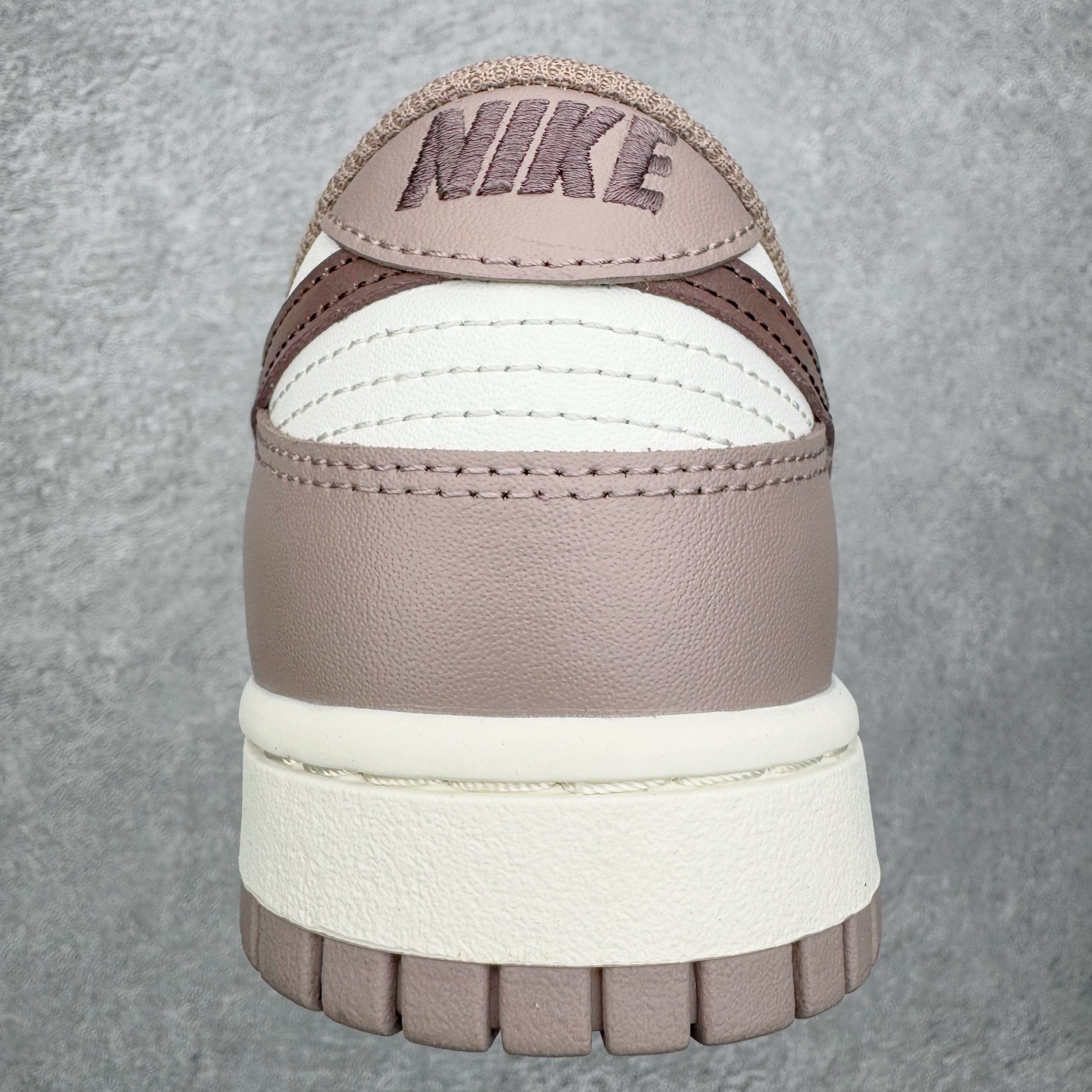 图片[8]-＃YC纯原 NK Dunk Low 粉棕 DD1503-125 实力大厂出品 新配色陆续开发 利润个位数只为口碑 全套原纸板楦头开发 确保原汁原味 完美呈现DUNK版型 一比一鞋头弧度高度鞋身弧度 此版本只针对中端市场 皮料材质有所更替 其他数据细节工艺流程均保持一致 绝不口嗨 细节品控鞋型随意对比 独家私模官方第六代原厂航空铝磨具打磨大底 鞋头坡度极致还原 无解鞋型 原盒原配 圈内天花板工艺 原厂玻璃冲刀 超高清洁度 全鞋零毛边皮料切割 原厂中底布点胶 中底布拉帮走线遵循公司 尺码：36 36.5 37.5 38 38.5 39 40 40.5 41 42 42.5 43 44 44.5 45 46-选品中心