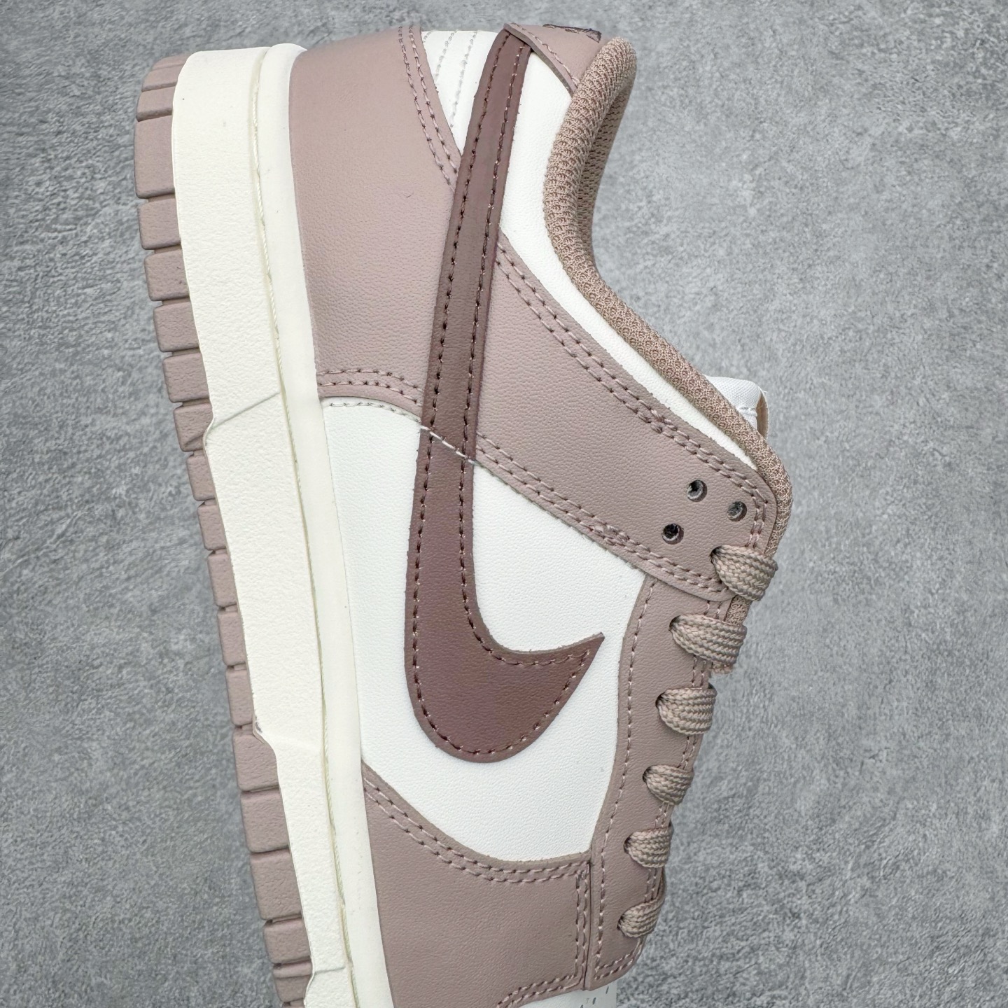 图片[6]-＃YC纯原 NK Dunk Low 粉棕 DD1503-125 实力大厂出品 新配色陆续开发 利润个位数只为口碑 全套原纸板楦头开发 确保原汁原味 完美呈现DUNK版型 一比一鞋头弧度高度鞋身弧度 此版本只针对中端市场 皮料材质有所更替 其他数据细节工艺流程均保持一致 绝不口嗨 细节品控鞋型随意对比 独家私模官方第六代原厂航空铝磨具打磨大底 鞋头坡度极致还原 无解鞋型 原盒原配 圈内天花板工艺 原厂玻璃冲刀 超高清洁度 全鞋零毛边皮料切割 原厂中底布点胶 中底布拉帮走线遵循公司 尺码：36 36.5 37.5 38 38.5 39 40 40.5 41 42 42.5 43 44 44.5 45 46-选品中心