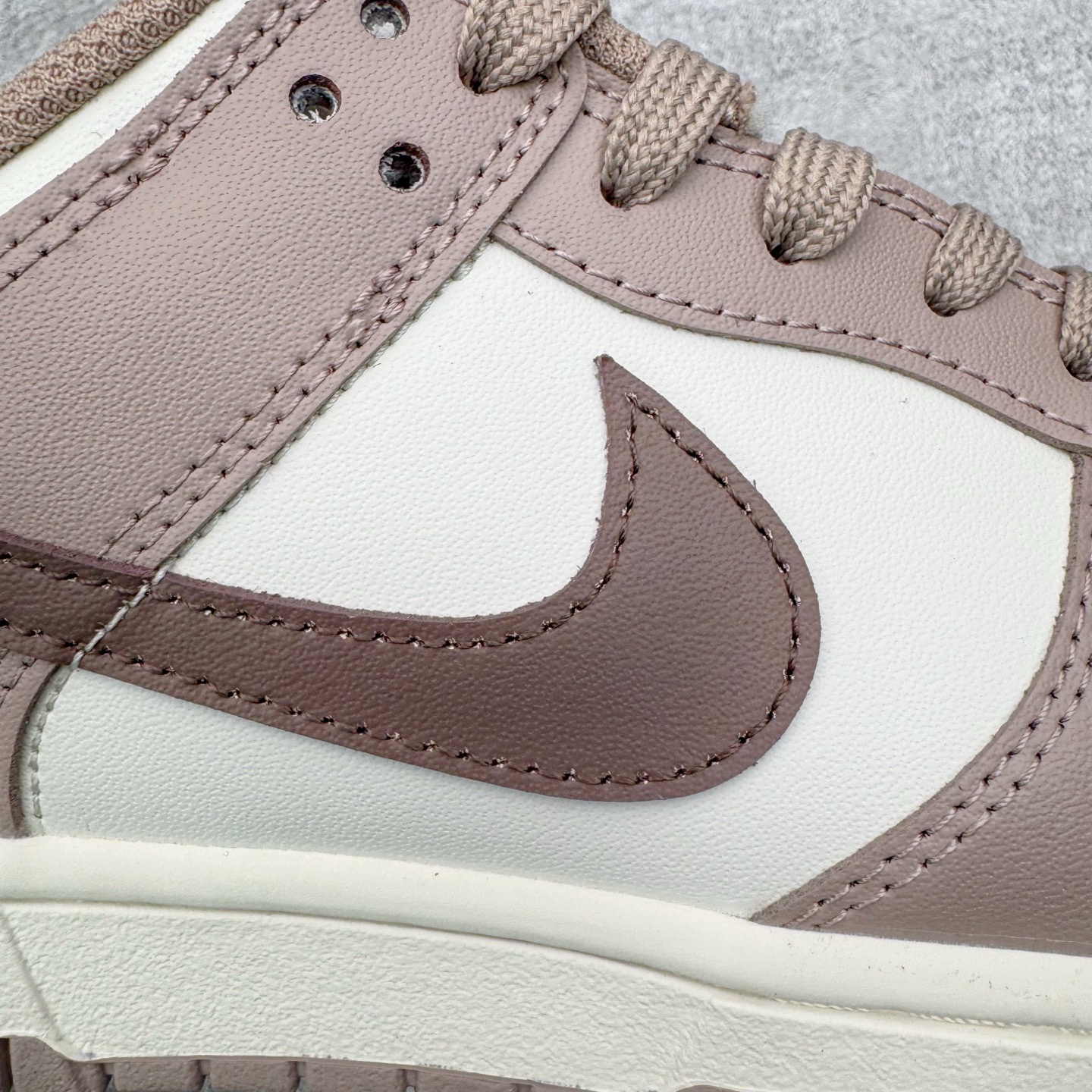 图片[18]-＃YC纯原 NK Dunk Low 粉棕 DD1503-125 实力大厂出品 新配色陆续开发 利润个位数只为口碑 全套原纸板楦头开发 确保原汁原味 完美呈现DUNK版型 一比一鞋头弧度高度鞋身弧度 此版本只针对中端市场 皮料材质有所更替 其他数据细节工艺流程均保持一致 绝不口嗨 细节品控鞋型随意对比 独家私模官方第六代原厂航空铝磨具打磨大底 鞋头坡度极致还原 无解鞋型 原盒原配 圈内天花板工艺 原厂玻璃冲刀 超高清洁度 全鞋零毛边皮料切割 原厂中底布点胶 中底布拉帮走线遵循公司 尺码：36 36.5 37.5 38 38.5 39 40 40.5 41 42 42.5 43 44 44.5 45 46-选品中心